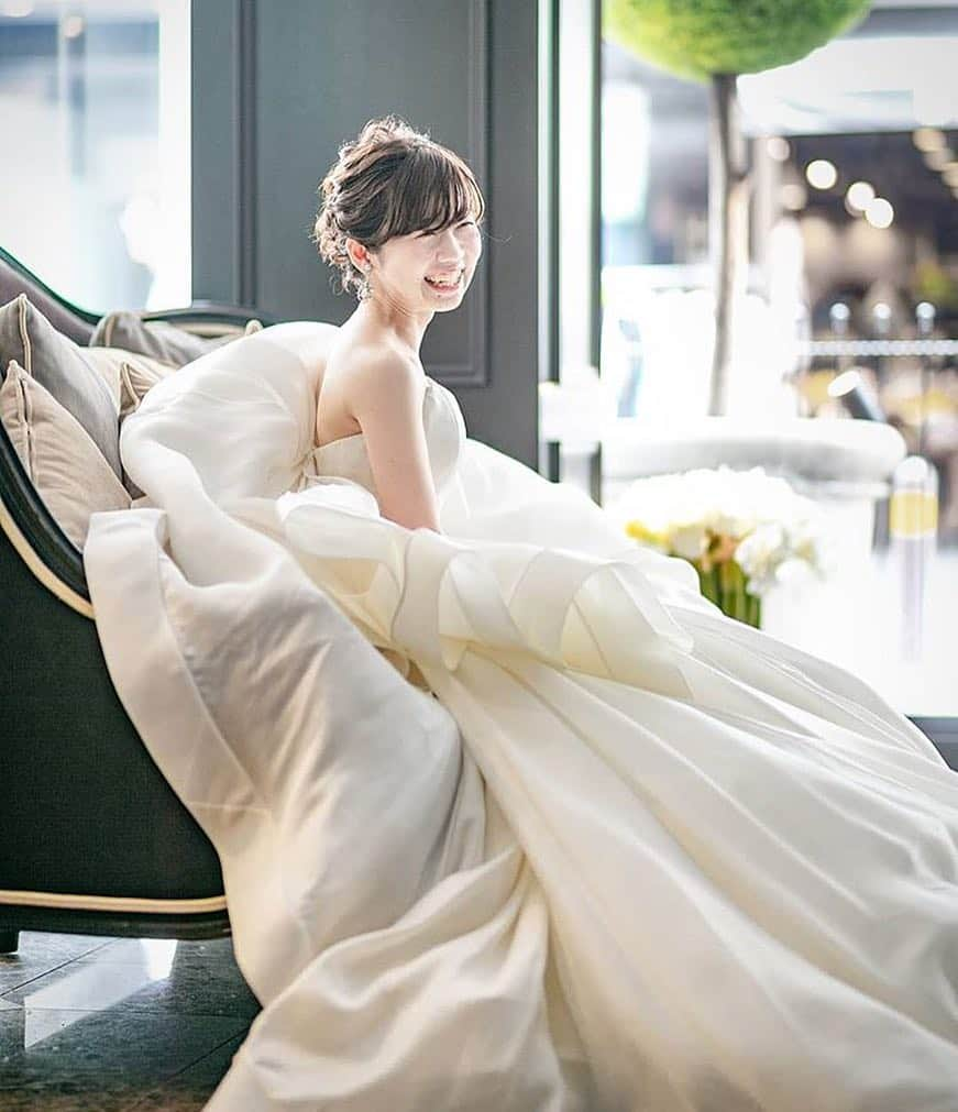 プレ花嫁の結婚式準備サイト marry【マリー】さんのインスタグラム写真 - (プレ花嫁の結婚式準備サイト marry【マリー】Instagram)「⋆*❁ #ウェディングドレス を着てソファに座った花嫁さんを 正面ではなく横から撮影した#お座りショット 💎💫 . ボリュームのあるスカートがふわくしゅになる お座りショットは、 #写真指示書 に入れるプレ花嫁さんが多い 人気のポーズ 💕 . 正面から撮影するのが定番だけど、 こんなふうにサイドから撮影した#ウェディングフォト も 珍しくって可愛すぎる👗✨ . ふわぁっと柔らかく広がるドレスと、 花嫁さんの幸せそうな笑顔がまぶしい🌸 ＊ photo by @masudahiroshi *  #花嫁 #プレ花嫁  #結婚式レポ  #結婚準備 #結婚式  #結婚 #結婚式準備  #披露宴 #プロポーズ #婚約 #卒花 #卒花嫁 #marry #marryxoxo #2019春婚 #2019夏婚 #2018夏婚 #ドレス試着 #ドレス選び #ドレス探し #ドレス迷子 #透明感メイク #前撮り」8月24日 21時23分 - marryxoxo_wd