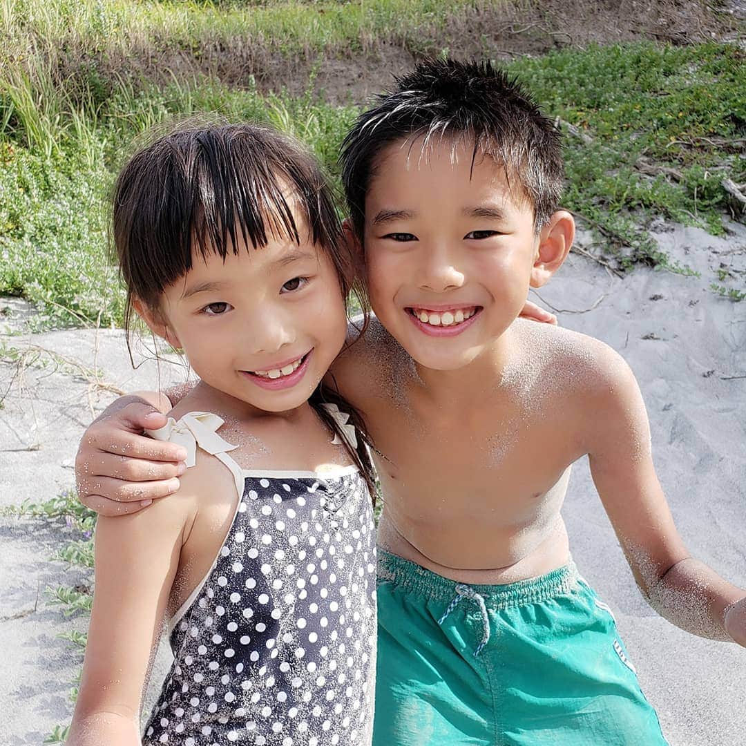 佐藤純さんのインスタグラム写真 - (佐藤純Instagram)「式根島二日目は、中の浦海水浴場へ。  ここは奥に行くと水深4メートルくらいあってダイビングやシュノーケルが楽しめる場所。  去年は深い所へ行くと怖がっていた娘も今年は全然平気！  大きな真鯛もたくさんいて、私も子供達も大興奮😆  来年は、子供達とダイビングしてみたいなぁ。。。 この日もお昼は揚げパンです❤️ ほんとこの揚げパン美味しくて大好き。  #式根島 #海 #中の浦海水浴場 #シュノーケル #海ガメに #会いたい #夏休み #チャラ子とチャラ男の夏休み #水着 #10年くらい前の水着(笑) #兄妹 #親子 #チップスター #大好き #ママ#ママモデル#モデル #mama #mamamodel #model」8月24日 23時31分 - junsatoidea