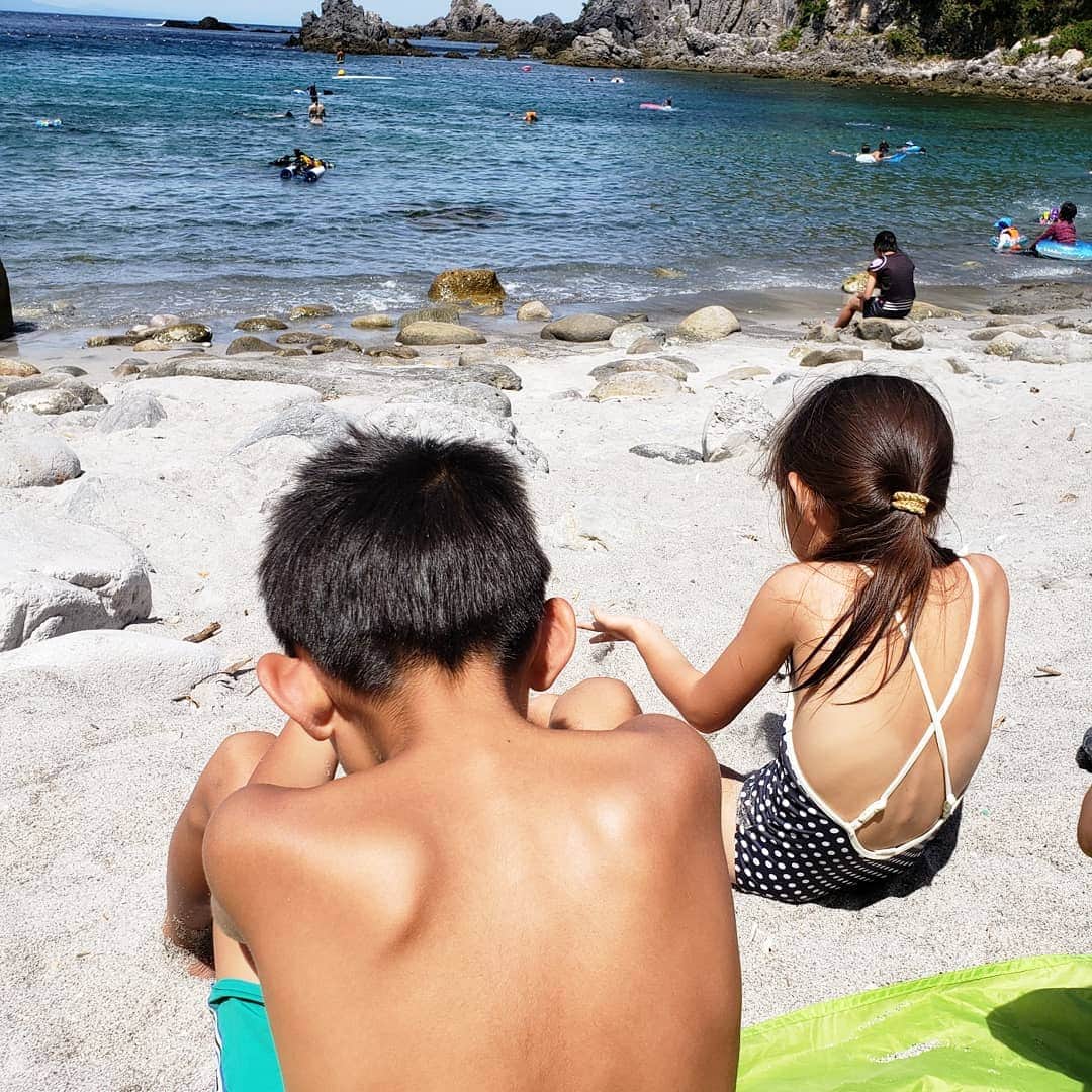 佐藤純さんのインスタグラム写真 - (佐藤純Instagram)「式根島二日目は、中の浦海水浴場へ。  ここは奥に行くと水深4メートルくらいあってダイビングやシュノーケルが楽しめる場所。  去年は深い所へ行くと怖がっていた娘も今年は全然平気！  大きな真鯛もたくさんいて、私も子供達も大興奮😆  来年は、子供達とダイビングしてみたいなぁ。。。 この日もお昼は揚げパンです❤️ ほんとこの揚げパン美味しくて大好き。  #式根島 #海 #中の浦海水浴場 #シュノーケル #海ガメに #会いたい #夏休み #チャラ子とチャラ男の夏休み #水着 #10年くらい前の水着(笑) #兄妹 #親子 #チップスター #大好き #ママ#ママモデル#モデル #mama #mamamodel #model」8月24日 23時31分 - junsatoidea