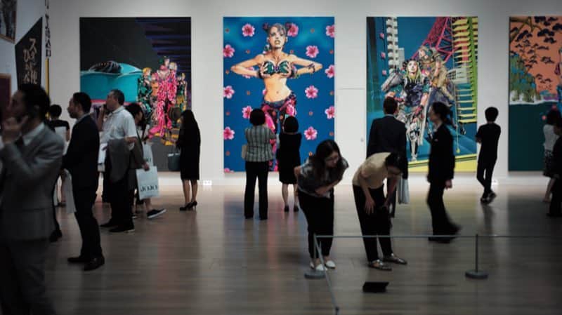 NKYMNのインスタグラム：「本日8月24日から「荒木飛呂彦原画展 JOJO -冒険の波紋-」が公開です。3日前の8月21日に内覧会で拝見しましたが素晴らしかったです。 . 中でも、数週間前に「大変だったよー」と制作エピソードをお聞きしていた2メートルx12点！の直筆原画は、漫画がこれから本格的にアートになっていくターニングポイントを見たような気がしました。先生も言われてたけど、本当に新しい挑戦だと思う。 . 本個展は国立新美術館で開催されています。国立美術館で漫画家の個展が開催されるのは28年ぶり、手塚治虫先生以来、史上2人目の快挙です。 . 内覧会の後にグランドハイアットで行われた謝恩会で（千住）明先生がスピーチされていたけれど、世の中はこの出来事のすごさをもっと理解するべきだと思う。 . ファッション業界の友人から聞きましたが、某有名ファッション紙のエディターが本個展の取材に行く必要がないと言っていたらしいです。 . ファッション業界から見ても、グッチ本国の工房で個展を許された日本人アーティストが何人いますか。グッチ、ブルガリと立て続けにコラボをしたクリエイターが世界に何人いるでしょうか。 . 海外のブランドからラブコールを贈られまくって、ようやく日本のアート業界が（遅れてではあるものの）国立美術館での個展という形で認め始めた。ファッション業界が関わった新しいムーブメントを本当に伝えなくていいのかな。 . 集英社で連載しているアーティストだからですか？SPURが何度もコラボしているからですか？もしかして漫画だから？いや、マジくだらねえわ。メディアの質がその程度だから日本人の文化リテラシーが一向に上がらないんだよ。 . ボクは8年ほど前のグッチの仕事のお陰で、荒木先生とのお付き合いがはじまりました。自分でも不思議で、本当に奇跡的にだけど、年に何度もお会いできる関係になりました。 . 小学校三年生の時にデビュー作の魔少年ビーティーを見て以来、先生の漫画を読んで育ってきたので、一緒に食事したり、お宅に伺った後には「いままで必死に仕事してきてよかったなあ。ご褒美だなあ」って毎回想います。 . 荒木先生は作品が素晴らしいだけではなくて、ワインも詳しくて、フードも詳しくて、美術館でガイドができるくらいアートに詳しくて、ファッションもインテリアも食器の趣味もめちゃめちゃいいです。カッコいい大人です。 . ここ数年、ことある毎に、ボクは自分の知的好奇心を満たすためにインプットとアウトプットを繰り返すのが人生の目標と話していますが、それに関しても荒木先生の影響はかなり大きいです。 . 子供の頃から憧れる人に会うために仕事をがんばるって本当に良い動機だと思います。その人に実際に会えるってすごいと思う。更に言えば、その方が会ってもファンでいられる人間である事は奇跡。実際がっかりする有名人もいますから。 . すごい確率で、そういう経験をできて、今いる所まで来たボクだから、成功者はカッコよく在って欲しいと思っています。自分もそうなりたいと思ってがんばっています。 . メディアがしょうもないバイアスを掛けず、たくさんの興味が活性化する情報を届ける世の中であって欲しいと思う。たくさんの興味を持った子供がその人になりたくて、その人と近づきたくて頑張る社会が良いと思う。実際に会ってみたらもっと好きになる大人がたくさんいる世界にしたいと思う。 . ボクの息子にもたくさんの興味を持って生きて欲しいし、たくさんの人に憧れて欲しいと思います。その人たちと遊んだりコラボしたりするくらいの実力がある奴になってくれと思って育てています。 . こんなボクの人生になる影響を与えてくれた人の記念すべき個展です。ぜひ皆んなにも見に行って欲しいです。 . 荒木飛呂彦原画展 JOJO -冒険の波紋- 公式サイト http://jojoex-2018.com/  #keepall #unkeepall」