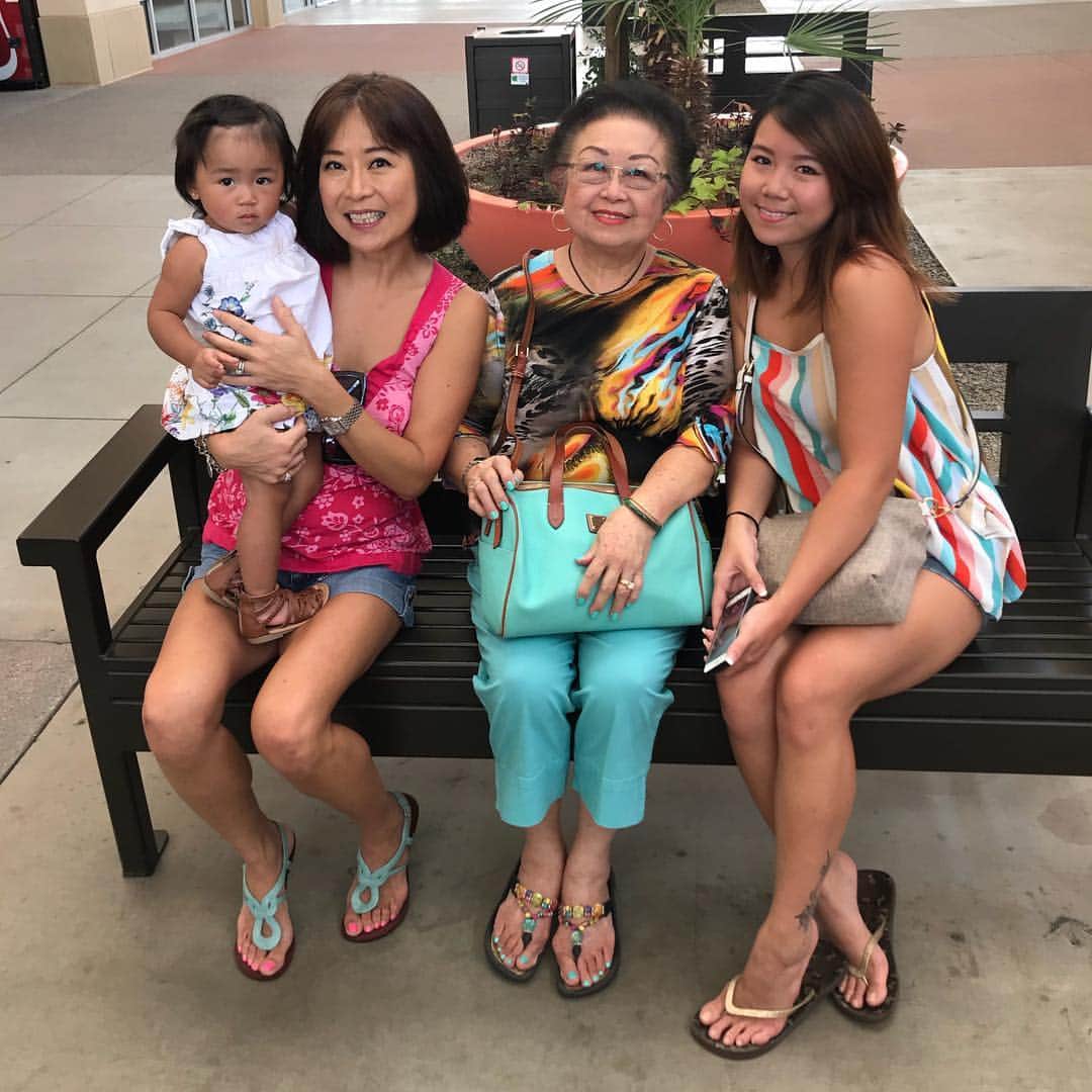 のインスタグラム：「Family Time! ♥️😍🙌🏼🤗 #Family #Blessing #FourGenerations」