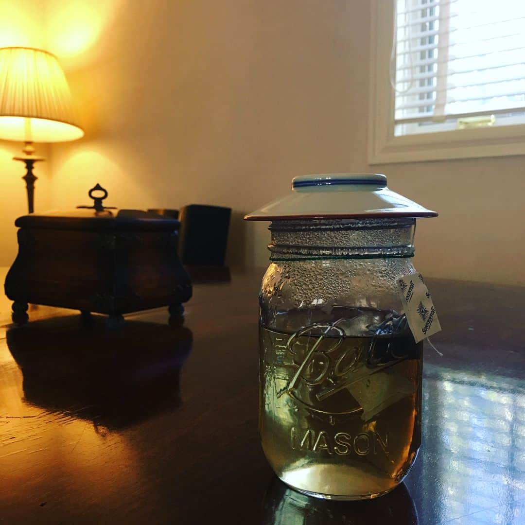 川瀬智子さんのインスタグラム写真 - (川瀬智子Instagram)「お茶を蒸らしています🍵  小皿を蓋に代用したらなんだかテーブルの上に灯篭があるみたいでプチ庭園のよう🍡」8月25日 13時04分 - tommytomokokawase