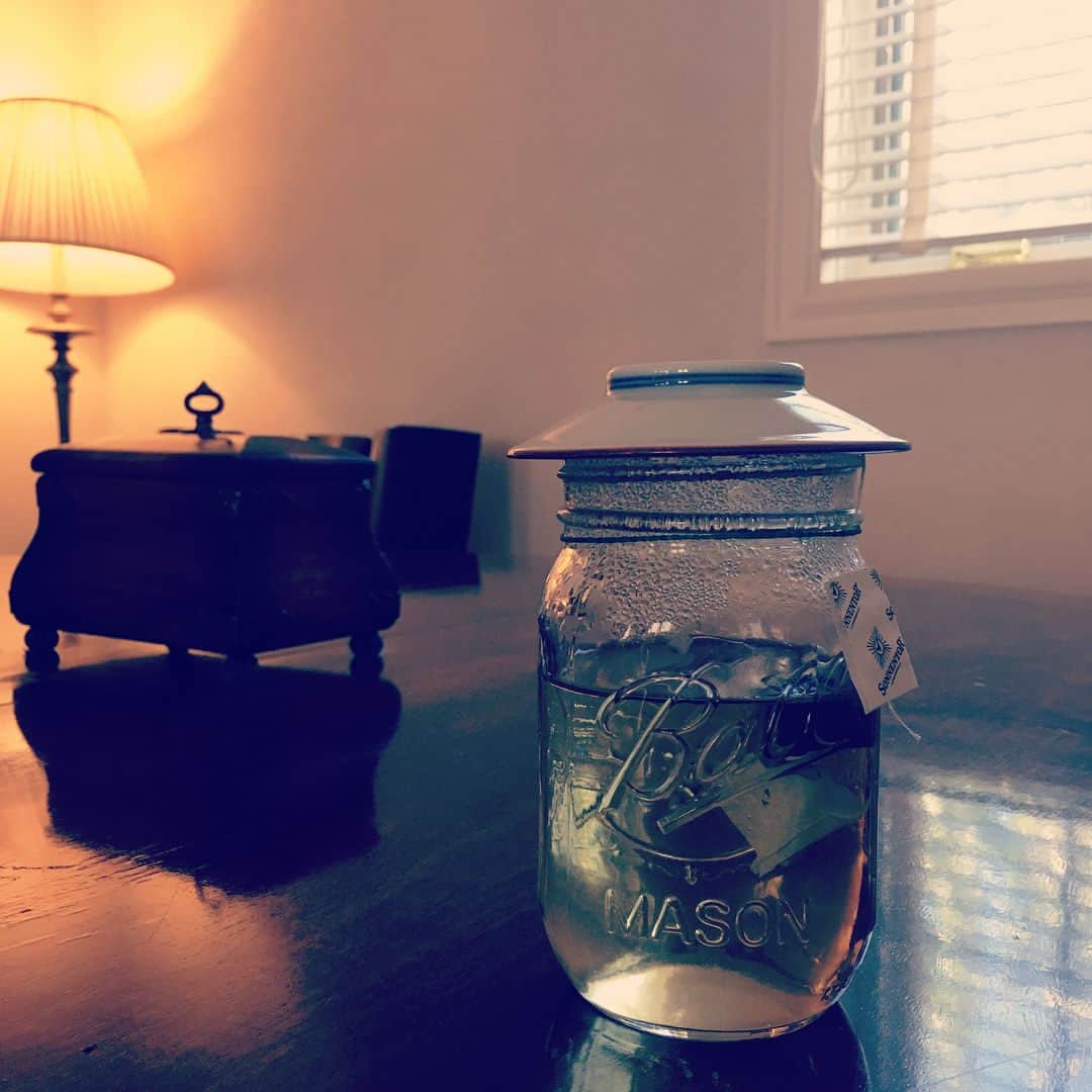 川瀬智子さんのインスタグラム写真 - (川瀬智子Instagram)「お茶を蒸らしています🍵  小皿を蓋に代用したらなんだかテーブルの上に灯篭があるみたいでプチ庭園のよう🍡」8月25日 13時04分 - tommytomokokawase