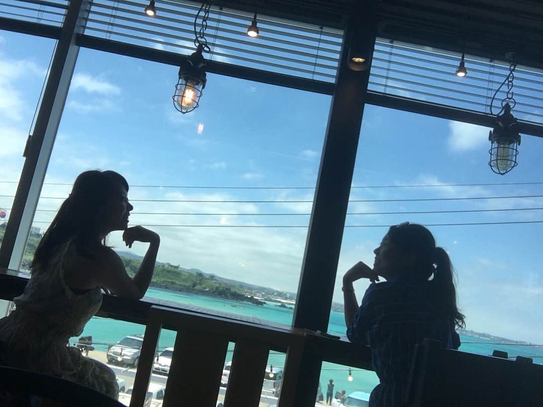 須黒清華のインスタグラム：「この写真が一番お気に入り♡ . 携帯の写真が溜まりすぎて、ただいま整理中💦 #チェジュ島 #チェジュ島カフェ #お気に入りの写真」