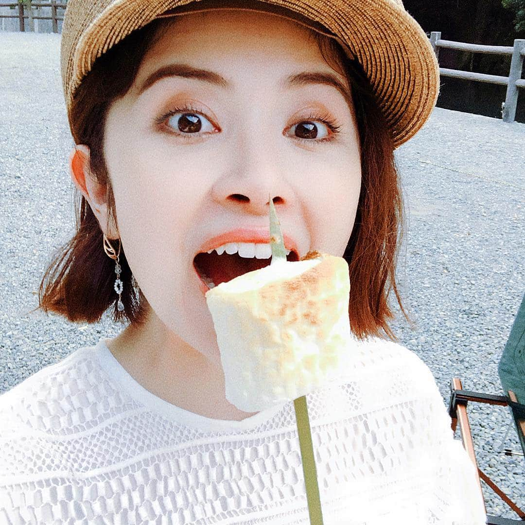 宮澤エマさんのインスタグラム写真 - (宮澤エマInstagram)「きみはわたしのもの。 No crackers left? No problem.  #ブンブブーン #smores #キャンプ #夏の思い出  クラッカー無くなったので炙りマシュマロを貪ったよ。 この夏、1番の心残りはゆりやんちゃんと写真を撮り損ねた事。 #2018夏」8月25日 13時33分 - emmamiyazawa