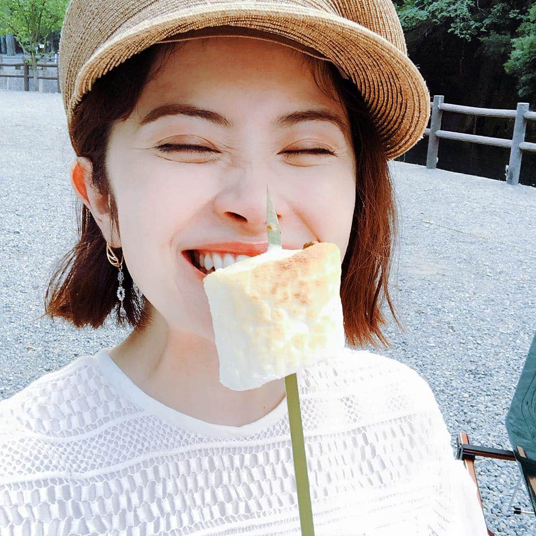 宮澤エマさんのインスタグラム写真 - (宮澤エマInstagram)「きみはわたしのもの。 No crackers left? No problem.  #ブンブブーン #smores #キャンプ #夏の思い出  クラッカー無くなったので炙りマシュマロを貪ったよ。 この夏、1番の心残りはゆりやんちゃんと写真を撮り損ねた事。 #2018夏」8月25日 13時33分 - emmamiyazawa