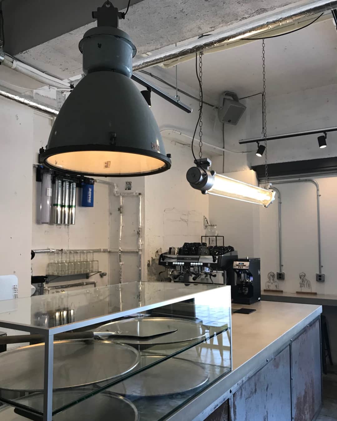 The HUNTのインスタグラム：「“LIFT COFFEE”さん★ “LAMP”を設置。 #LIFTCOFFEE  #NEUSTYLE  #INDUSTRIAL  #INDUSTRIALDESIGN  #THEHUNT_INDUSTRIAL #ANTIQUELAMP」