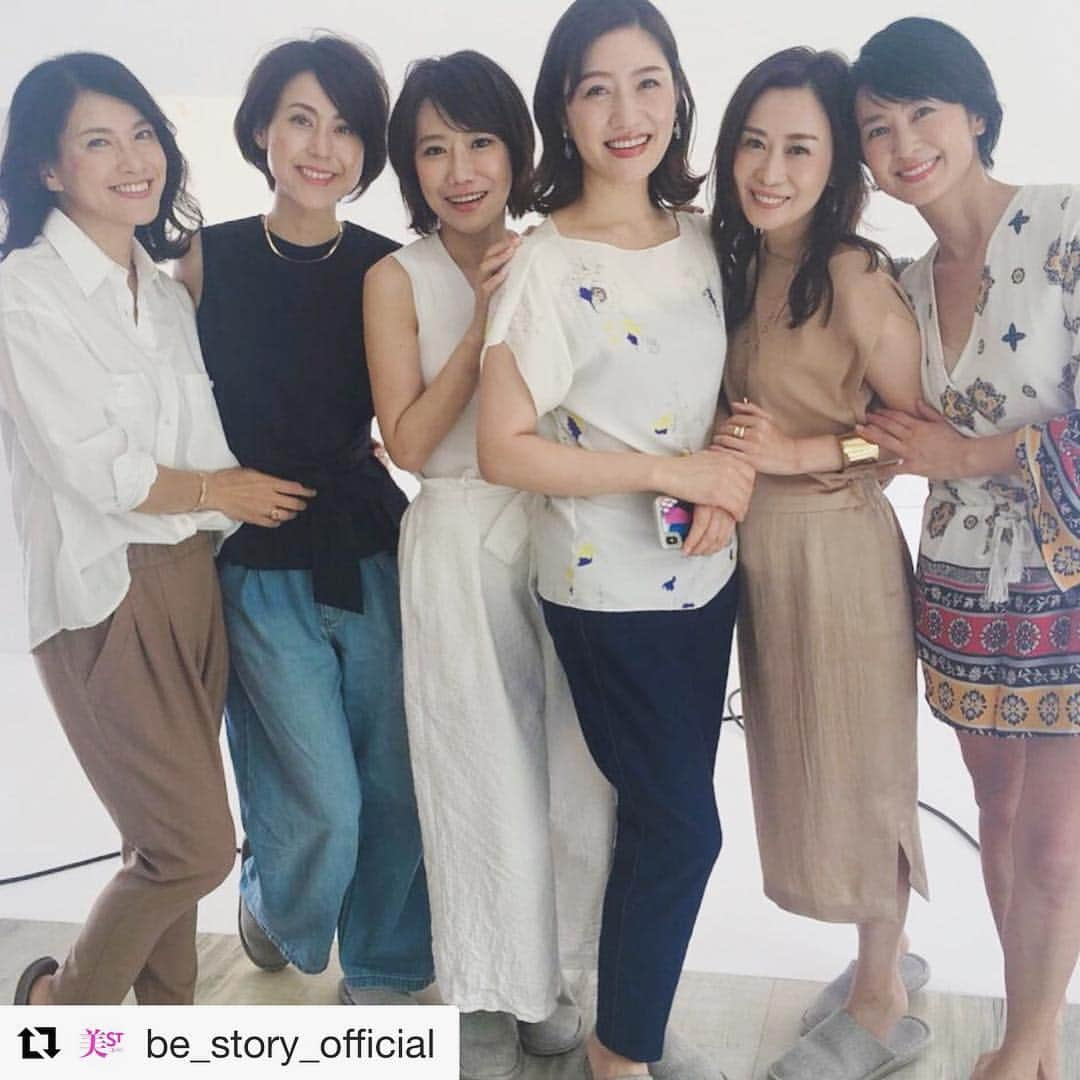 田澤友子さんのインスタグラム写真 - (田澤友子Instagram)「#Repost @be_story_official with @get_repost ・・・ 【美ST次号予告】編集部は次号の撮影の真っ最中です☺️ 9/15発売の11月号は、40代のど真ん中＝45歳を考える号。というわけで、45歳の美魔女が大集合しました‼️ みんな±1の45歳、同い年。  @yoko.akita は忘れ物を取りに、 @nakagawa.yuko は出てしまったので😹−2名ですが、全8人が集合しました‼️ 彼女たちの美容法が全てわかる次号です。 ＊ 45歳といえば、こんにちは更年期年。 若々しい40代が当たり前になってきたけど、5年も経つと、努力なしでは美しさを保てなくなる年齢。とはいえ、無理感が出るのはイヤ。自然に美しくいるためにはどうしたら良いか、その答えの全てが載っています。お楽しみに‼️ ＊＊＊＊＊ #美ST #美スト #美容 #美魔女 #美肌 #コスメ #スキンケア #ビューティ #美活 #メイク #メイクアップ #cosme #cosmetics #makeup #skincare #beauty #最新号 #雑誌 #美容誌 #オフショット #撮影 #撮影舞台裏 #撮影風景 #撮影秘話 #副編桐野ジャパン #45歳 #アラフォー ================ 美容雑誌『美ST』編集部公式Instagramアカウントです！撮影の裏側や、最新コスメ・美容情報、最新号のお知らせなどを配信中。ぜひフォローしてくださいね。 ================」8月25日 14時07分 - tomo_tazawa