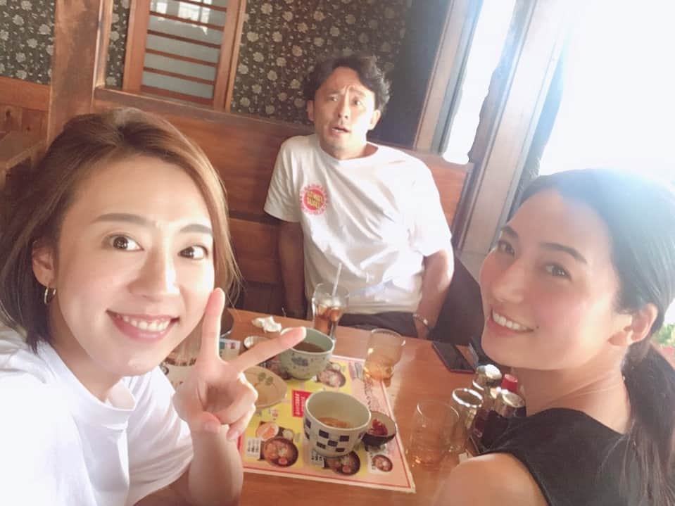 井上貴美さんのインスタグラム写真 - (井上貴美Instagram)「先日の小旅行(?) . レンタカーを借りて、茨城県は常総市にあります、 ラーメン屋さん「麺くら」に行ってきました！ . 元J:COM「快撮」メンバーの江戸むらさき、野村さんと同じ事務所の福田樹ちゃんと◡̈ . 野村さんの相方、磯山さんに会いに皆んなでサプライズ訪問です。 . サービスエリアでソフトクリームなんか食べたりして、修学旅行みたいで楽しかった❁ . #jcom #快撮 #ねぎみそらーめん #ねぎちゃーしゅー #麺くら石下店」8月25日 8時36分 - takami__213