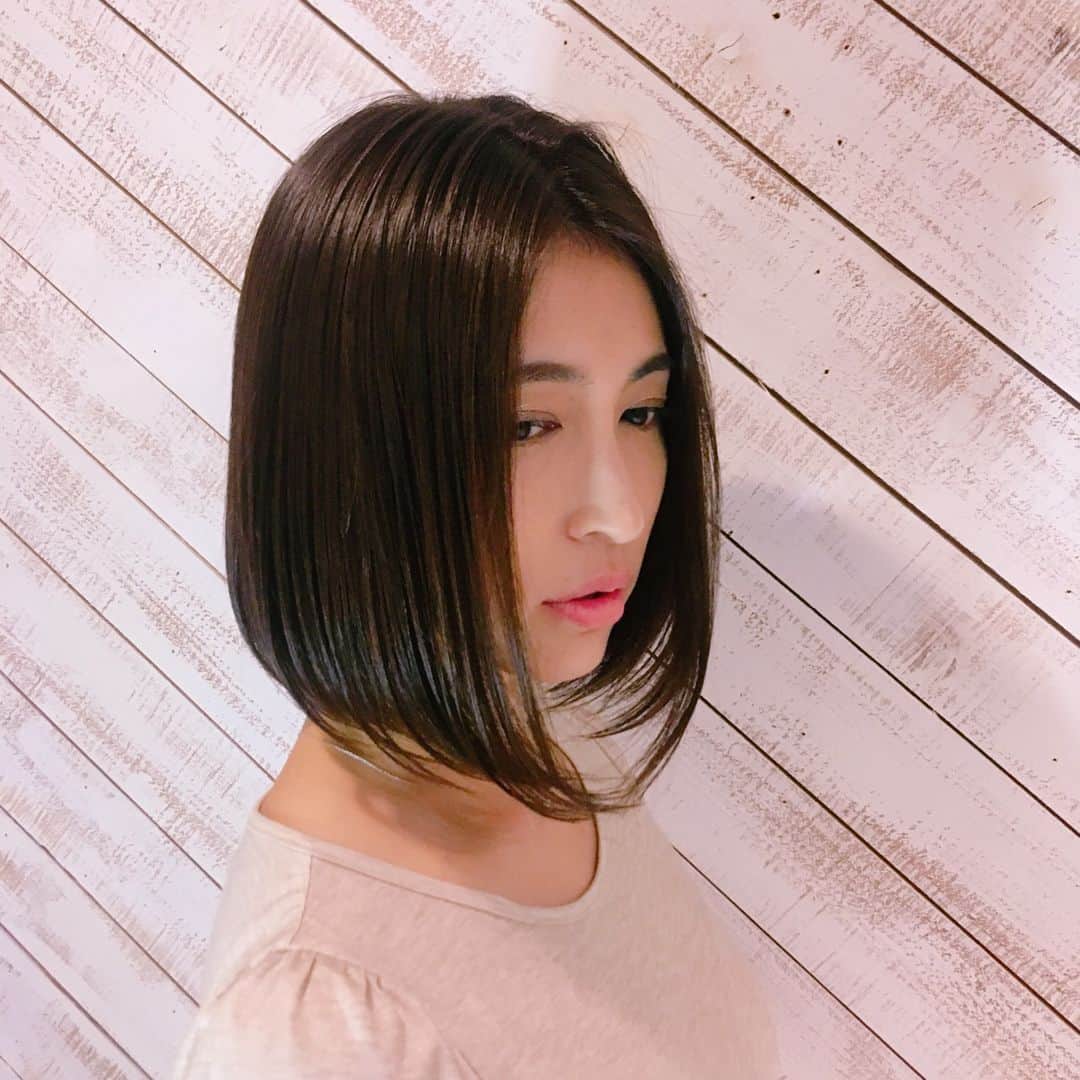 長谷部瞳のインスタグラム：「・ Anie hair salon artist:Dai Kitayama 03-6721-0666 anie-hair.com 150-0001 東京都渋谷区神宮前4-1-19 JKビル1F ・ #anie #hairstyle #hairsalon #hairstylist #ヘアスタイル #ナチュラルストレート #ワンレンボブ」