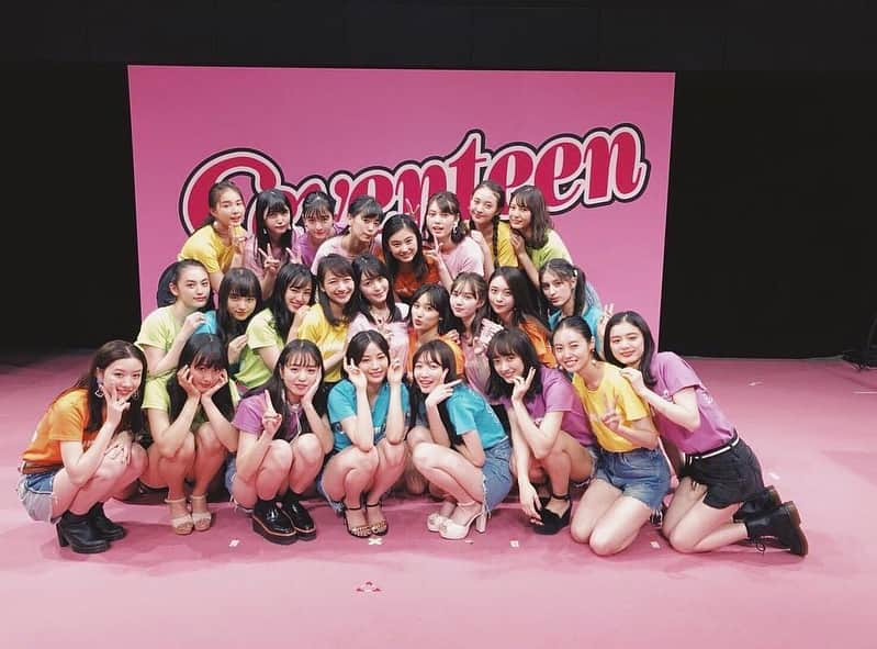 広瀬すずさんのインスタグラム写真 - (広瀬すずInstagram)「seventeen夏の学園祭2018 ありがとうございました、、！今年も無事に。 そして卒業しました。6年間本当にありがとう。 楽しすぎたくらい楽しかったけどseventeenに、後輩ちゃんたちに、何も残せてあげれなくて、わたしは先輩方のかっこいい姿を見させてもらい続けてたのに、あー、、何も出来ず終わっちゃう、と思いながら、学園祭を過ごしていました。 ほんっと、頼りなくてヘラヘラしててすみませんでした、、笑  そしてSTモになる前から私の中もカリスマといえば桐谷美玲さんで、今回スペシャルゲストで学園祭に来てくださって、大きなST愛を感じたし、ほんっっっとに、レジェンドなんですよ！！笑。まさかと、学園祭で同じ舞台に立てる事が私のST人生の中で最後の最後に最も感動したことであります、、 そんな幸せな時間が反省しながらもずっとずっと続いておりました。それに後輩ちゃん達が、お手紙くれたり、想いをメールしてくれたり、想像以上にみんなから来て私それがすごく嬉しくて、にやにやしてます。よし、今日からまた頑張ります。 皆さまからのメッセージも、全部読んでます。 いっぱいいっぱいありがとう。感謝です。 動画とか載せてみちゃうね。恥ずかしいけど。 思い出残しておきたいので。 seventeen、あと、お姉。だから今の自分がここにいる。 もちろん、他にも大切な人たちはいます。 事務所の方々も。家族も。友達も。 恩返しできるよう努力します！#長く書きすぎた」8月25日 10時46分 - suzu.hirose.official