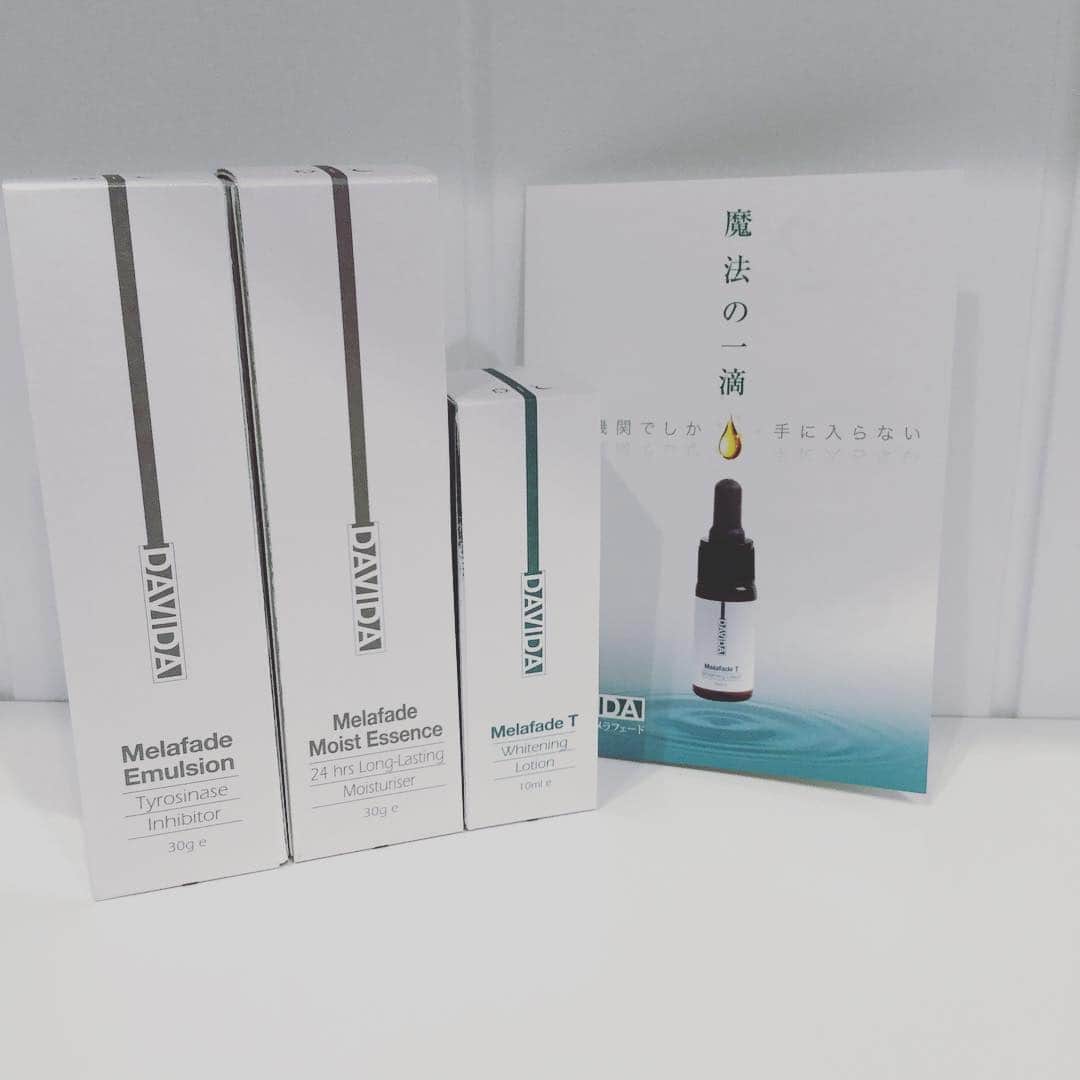 NATURAL HARMONY CLINICのインスタグラム：「こんにちは🌞  今日は魔法の一滴『メラフェード』について紹介したいと思います🎀  肌の新陳代謝をあげるトレチノインとメラニンの生成を抑えるハイドロキノンが配合されて、下記のような効果が期待されます✨  ①シミ・くすみの改善 ②小ジワの改善 ③ニキビの改善 ④毛穴の改善 ⑤弾力などの肌質改善 ⑥目の下の茶クマを改善  毎日一滴でコスパも良く、当院のスタッフも愛用していて、とても効果を実感しているものです👍  詳しく知りたい方は是非一度当院にお問い合わせして下さい💕  お待ちしております😊 📞0800-800-4977 東京都渋谷区神宮前6-25-14 神宮前メディアスクエアビル5階  #渋谷#表参道#原宿#美容皮膚科#シミ#可愛い#綺麗#インスタ映え#フォトジェニック#美肌#美白#フォトフェイシャル#肝斑#美容#神宮前#ニキビ#ニキビ跡#小ジワ#コラーゲン#肌質改善#ホームケア#化粧品#美容液#化粧水#乳液#毛穴#くすみ」
