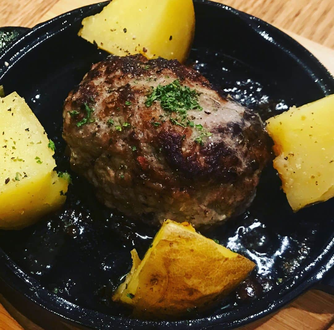 原田佳奈さんのインスタグラム写真 - (原田佳奈Instagram)「経堂にあるマホラ食堂、一つ一つ丁寧に作られた料理全部美味しくて感動。。☺️ 友達とワイワイでもいいし、好きな人としっぽりでもいいし、一人ふらりでもいいし、家族でほのぼのでもいけちゃうお店、あるようでない！ #マホラ食堂 #おすすめのお店 #経堂 #ダッチオーブン #店長は俳優部 #何を食べるかより誰と食べるか #だけどやはり何を食べるかも重要」8月25日 10時54分 - kanaharada1211