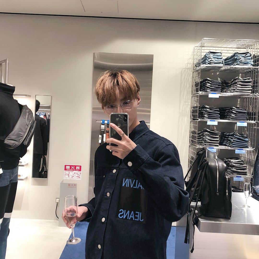 Usuke Devilのインスタグラム：「Shinsaibashi new store opening🍸💙💙💙💙💙.... #mycalvins このデニムがいちばんお気に入り！」