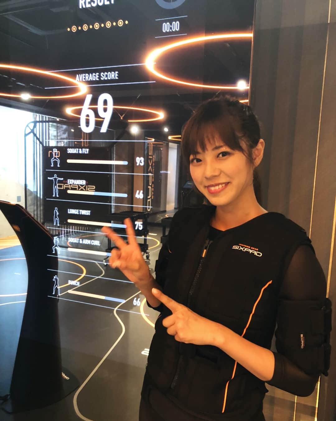 わちみなみのインスタグラム：「発売中のTarzanに登場させていただいてます！  最新ジム体験をしてきました。 sixpadのジムは超短時間なのにキツくてなんだか不思議な感覚だった〜、ガンツスーツみたいだよね😃  サイクルの方は映像も楽しめて、辛すぎてずっと無心だったよ。汗かきすぎてスタイリストさんが下着買ってくれました。笑 #SIXPAD」