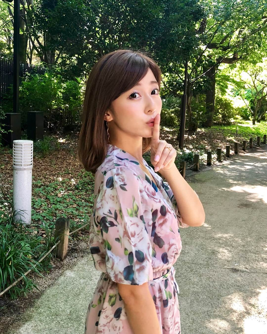 水野佐彩さんのインスタグラム写真 - (水野佐彩Instagram)「・ 今日のインスタライブでも紹介した 8/18に新発売された アルビオンのファンデ スキングレイジングファンデーションがすごい😳✨ 美肌アプリ使ったみたいなお肌に近づけるという ♡ナイショの盛り肌♡がコンセプト💕💕 私は030のピンクベージュを使ってます💓 ブルーベースさんや お肌を明るく見せたい方にオススメ😘 伸びも良いし カバー力は抜群。 でもちっとも重くないし 崩れにくい✨ (動画では指で塗っていますが、このあとスポンジで馴染ませると、より崩れにくくなったよ😊✨) 下地要らず コンシーラー要らずなので 時短にもなるし 旅行とかはこれ一つでいいかも❣️ 鼻筋と頬の高い位置に ハイライターをプラスして使うのがお気に入り💕 #アルビオン #スキングレイジングファンデーション #ナイショの盛り肌 #透明感 #カバー力 #albion #ファンデーション #美肌 #ベースメイク #コスメ大好き #新商品 #新作コスメ #下地いらず#アルビオン_pr 👗 @montresorsaki #montresorsaki」8月25日 12時13分 - saaya_mizuno