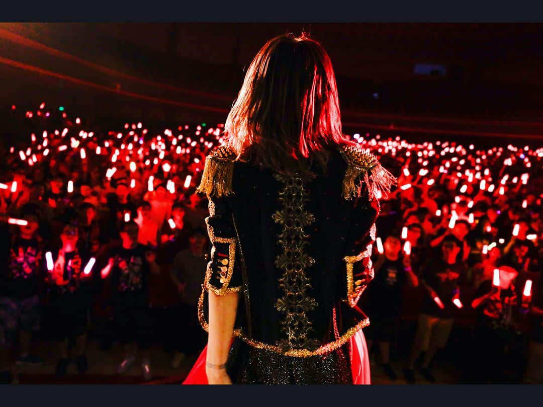 LiSAさんのインスタグラム写真 - (LiSAInstagram)「LiVE is Smile Always〜ASiA TOUR2018〜［eN］iN 広州 初めてのワンマンライブ。ほんんんっとすごかった。中山記念堂。歴史的な会場で建物も素晴らしく、会場に響く皆の声がすごかった。嬉しい悲鳴だけど、チケット無くて入れなくて会場の外で歌ってくれていた皆ごめんね。今度は二階まで解放申請してもらえるようにがんばるねっ。また帰る約束ができました。広州ありがとう。4年前から待っててくれてありがとう。 次は明後日［eN］ファイナル、上海です。 #LiSA  #eN #ASiATOUR2018 #広州 #guangzhou #りさらいぶ  photo  by. @kamiiisaka」8月25日 12時28分 - xlisa_olivex