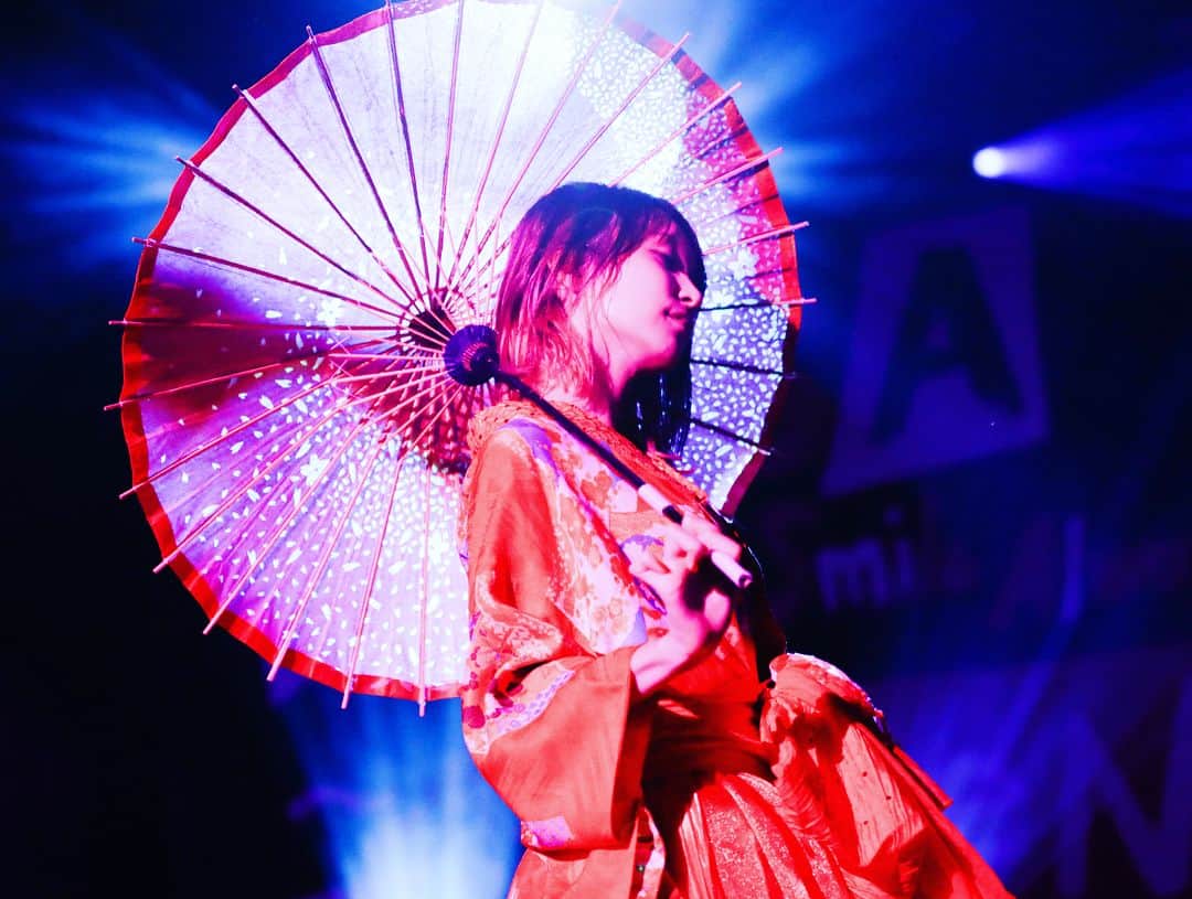 LiSAさんのインスタグラム写真 - (LiSAInstagram)「LiVE is Smile Always〜ASiA TOUR2018〜［eN］iN 広州 初めてのワンマンライブ。ほんんんっとすごかった。中山記念堂。歴史的な会場で建物も素晴らしく、会場に響く皆の声がすごかった。嬉しい悲鳴だけど、チケット無くて入れなくて会場の外で歌ってくれていた皆ごめんね。今度は二階まで解放申請してもらえるようにがんばるねっ。また帰る約束ができました。広州ありがとう。4年前から待っててくれてありがとう。 次は明後日［eN］ファイナル、上海です。 #LiSA  #eN #ASiATOUR2018 #広州 #guangzhou #りさらいぶ  photo  by. @kamiiisaka」8月25日 12時28分 - xlisa_olivex