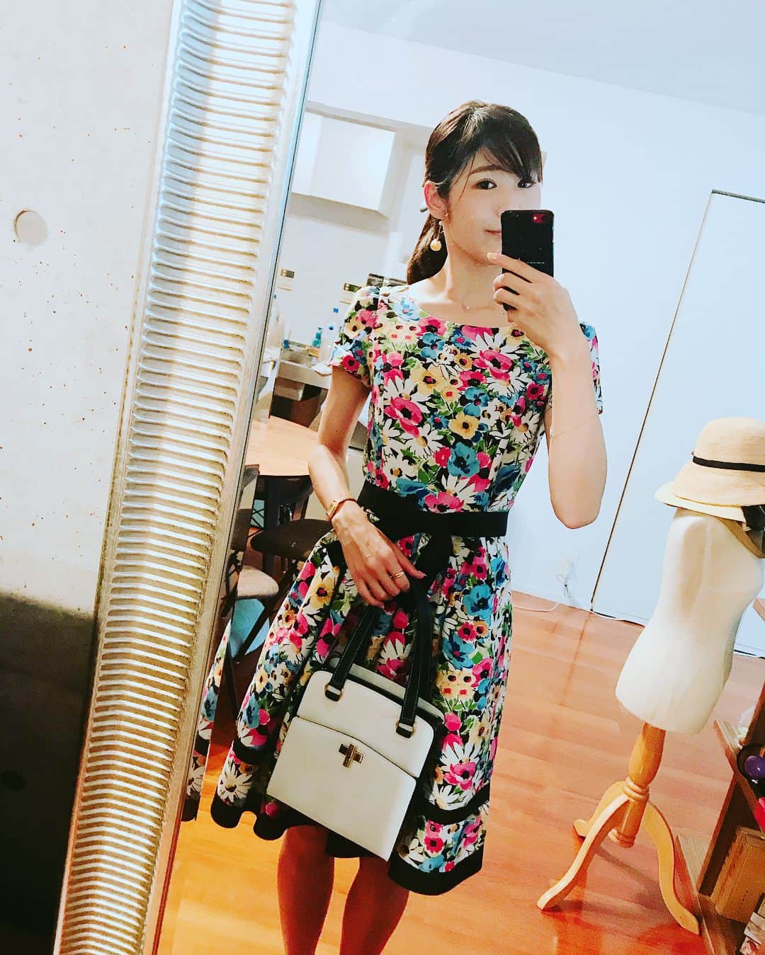 小日向えりのインスタグラム：「2日ポニーテールさん😊  1枚目 ワンピース #msgracy #エムズグレイシー バッグ VINTAGE #CELINE  2枚目 トップス スカート 共に #willselection #ウィルセレクション スカートにリボンあるので肩の黒いリボンを外してオフショルに。 まだまだ暑いね😵」