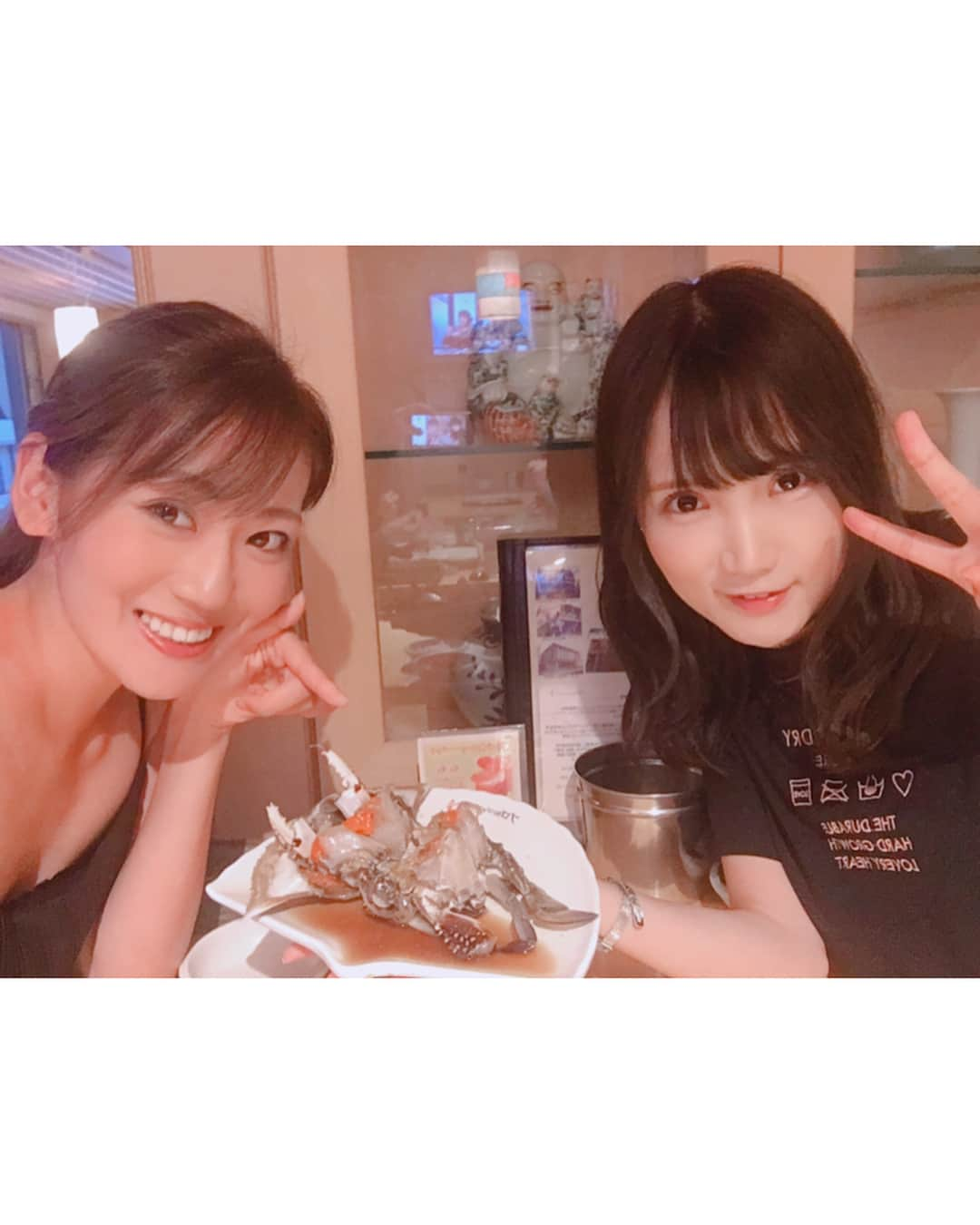 白石蘭のインスタグラム：「今日はイエコンギャルの時の 相方のりんりんと赤坂のカンジャンケジャンへ💗🦀 りんりんからめっちゃ嬉しいプレゼントとメッセージ入りフォトブックを貰った☺️❤️ あたしもりんりんと仕事できて本当に良かったよ😭💗💗 めっちゃ可愛いくていつもポジティブで面白くてサバサバしててファンを大切にするりんりん☺️💕とても尊敬できるし大好きやわぁ😭💕💕 宮崎で待ってるよぉ！！ これからもよろしくね☺️❤️ @takamatsu_official  #Love注入#もはや私がりんりんのファン#これからもよろしく♡」