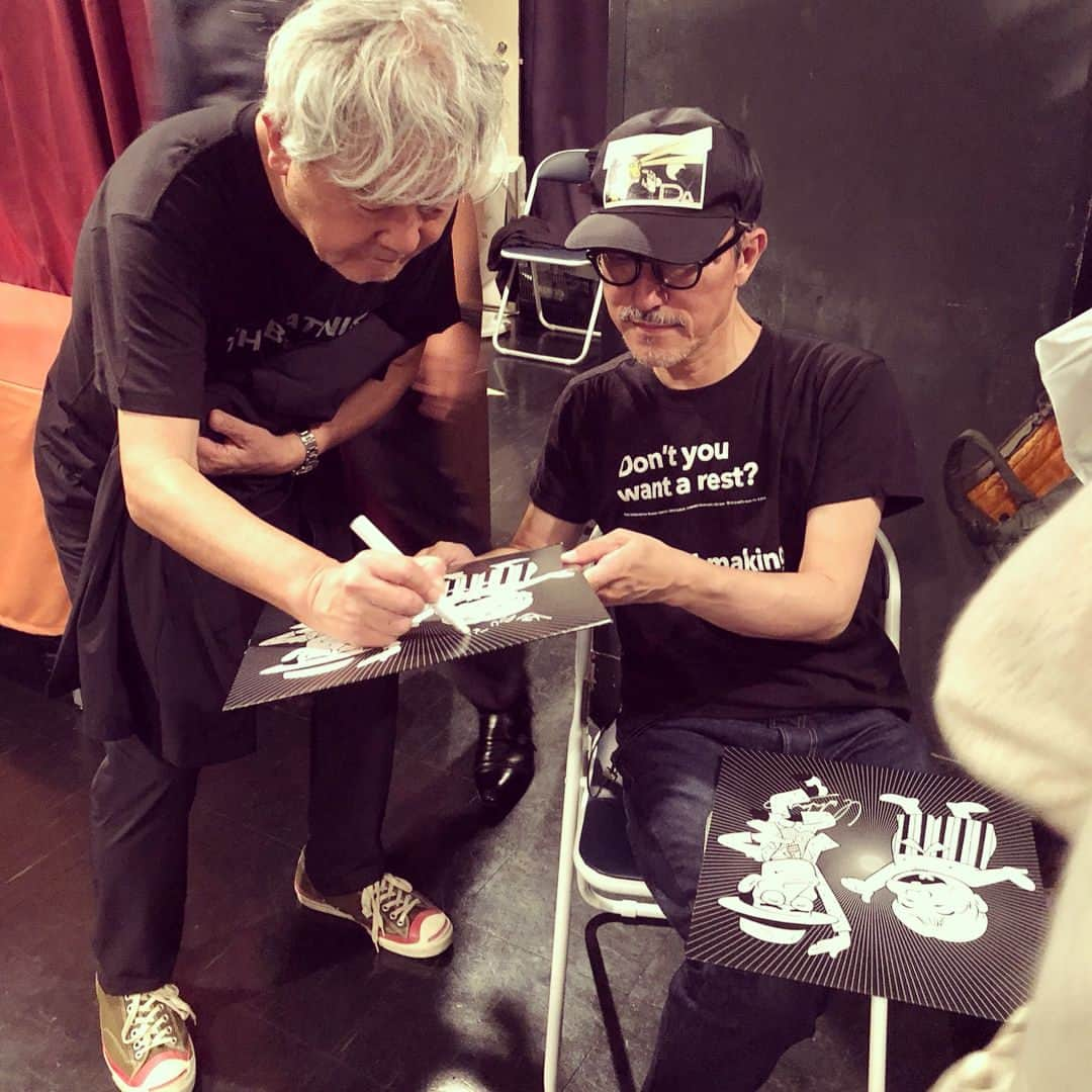 高橋幸宏さんのインスタグラム写真 - (高橋幸宏Instagram)「8/23 Billboad Live OsakaでとりあえずはThe Beatniks のライブ、ひと段落しました。この日の打ち上げは外は嵐、なんとか帰りました。 メンバー、スタッフのみんな、そして来てくださった皆さん本当にありがとう、、、🙇‍♂️ #thebeatniks  #高橋幸宏 #鈴木慶一 #砂原良徳 #白根賢一 #高桑圭 #堀江博久 #永井聖一 #矢口博康 #山本哲也 #billboardliveosaka」8月25日 15時07分 - room66_yukihiro