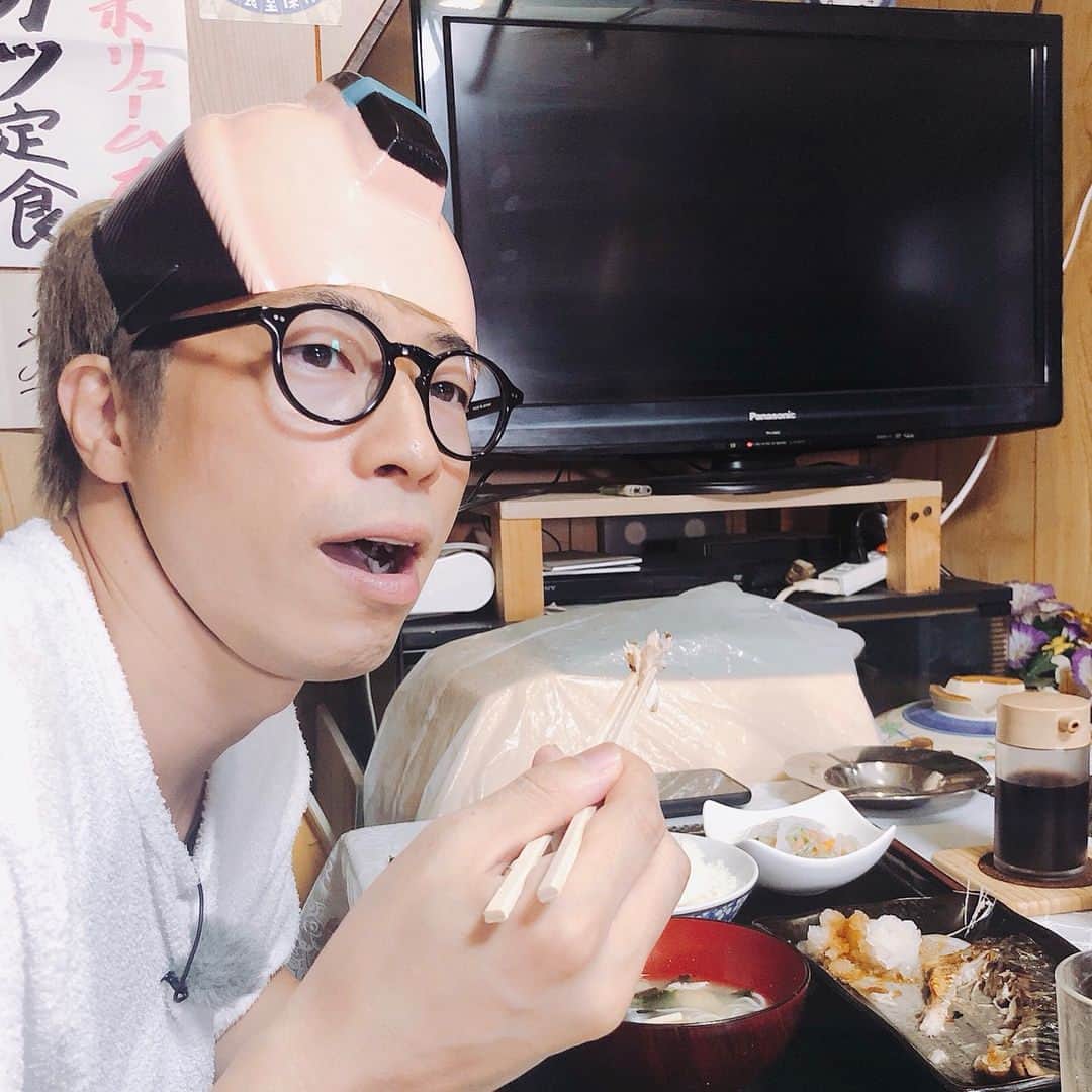 田村淳のインスタグラム：「福岡の定食屋さんに置いてあるカツラです。常連さんがこれを被ってカラオケで歌うそうですw  #ロンプク #中上真亜子  #想い出迷子 #カツラにサインはじめて #近所に行きつけの飲み屋欲しい #ハッシュタグ」