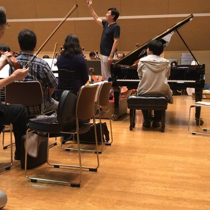 藤田真央のインスタグラム：「明日はMo.藤岡さんと関フィルの皆さんとチャイコフスキーのピアノ協奏曲第1番を京都で演奏しますよ😊 藤岡さんとは2月以来の2度目で楽しみです」