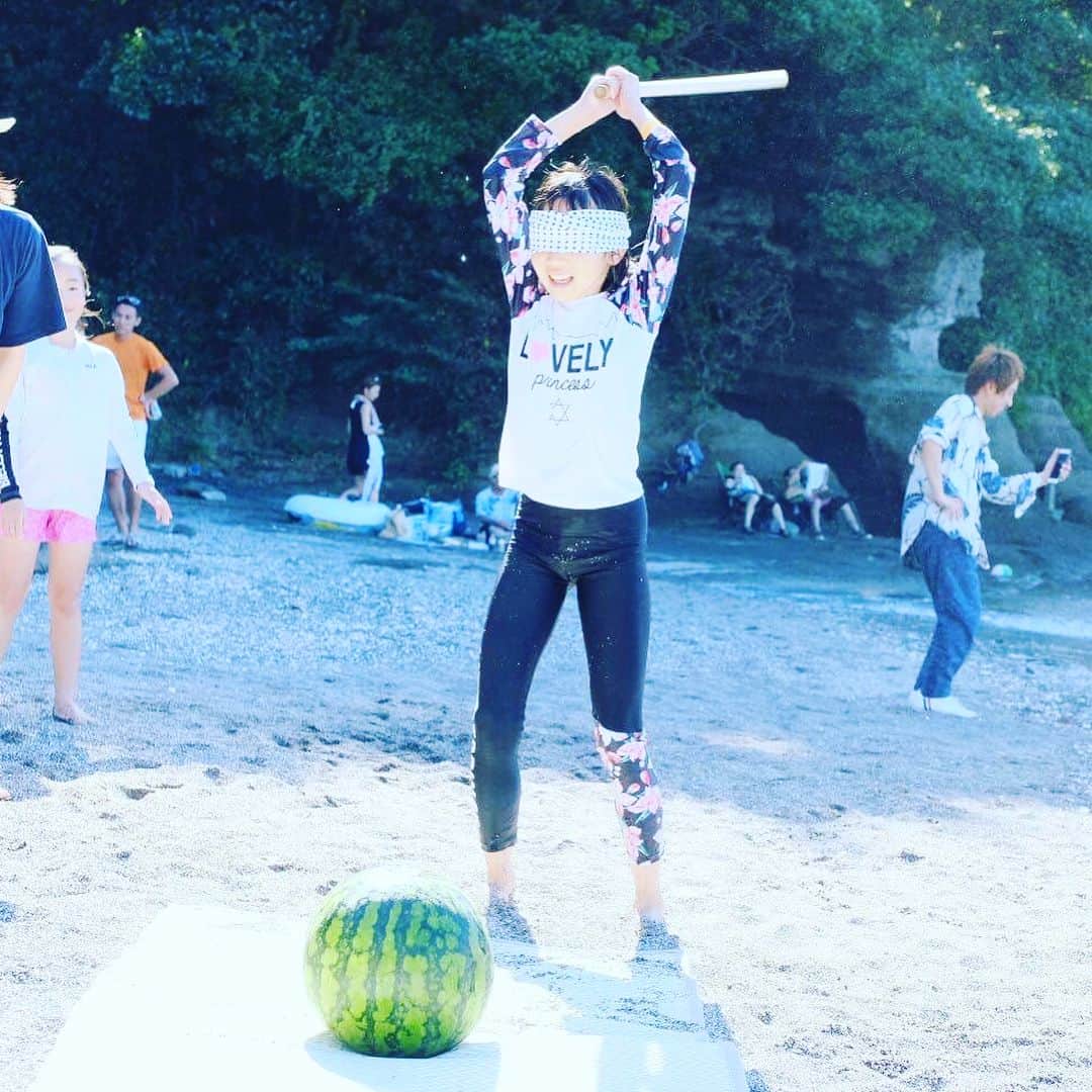 経沢香保子さんのインスタグラム写真 - (経沢香保子Instagram)「人生初のスイカ割り、親子で挑戦させてもらいました！  #海水浴 #プチ旅行 #なつやすみのおもいで」8月25日 18時21分 - kahokotsunezawa