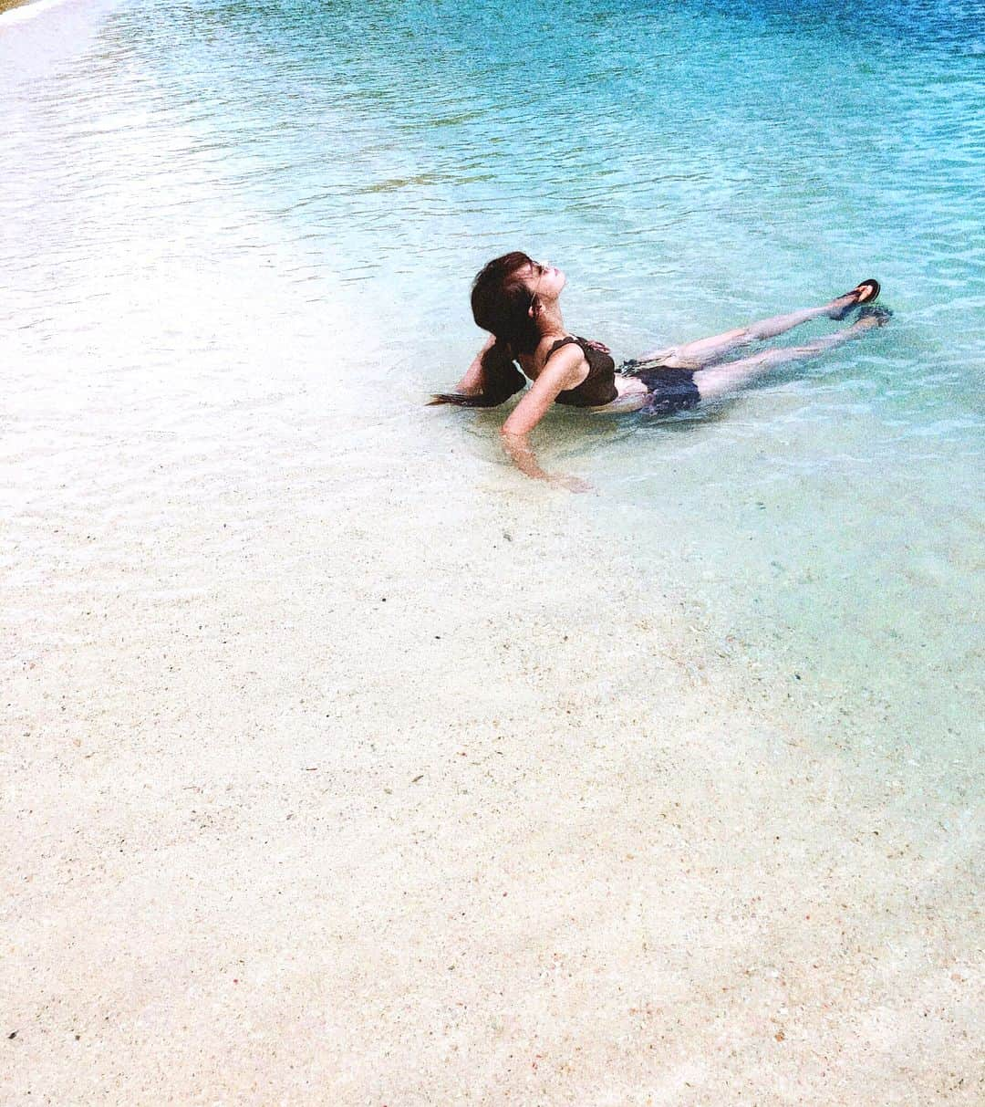 丸林広奈さんのインスタグラム写真 - (丸林広奈Instagram)「ボートでシュノーケリング🌞👙🏝海底まで透き通ってて沢山魚見れた🐠#沖縄 #那覇 #水着 #海 #海水浴 #夏休み #okinawa #busenaterrace #busenabeach #ブセナテラス #マリシアスイム」8月25日 19時01分 - hironamarubayashi