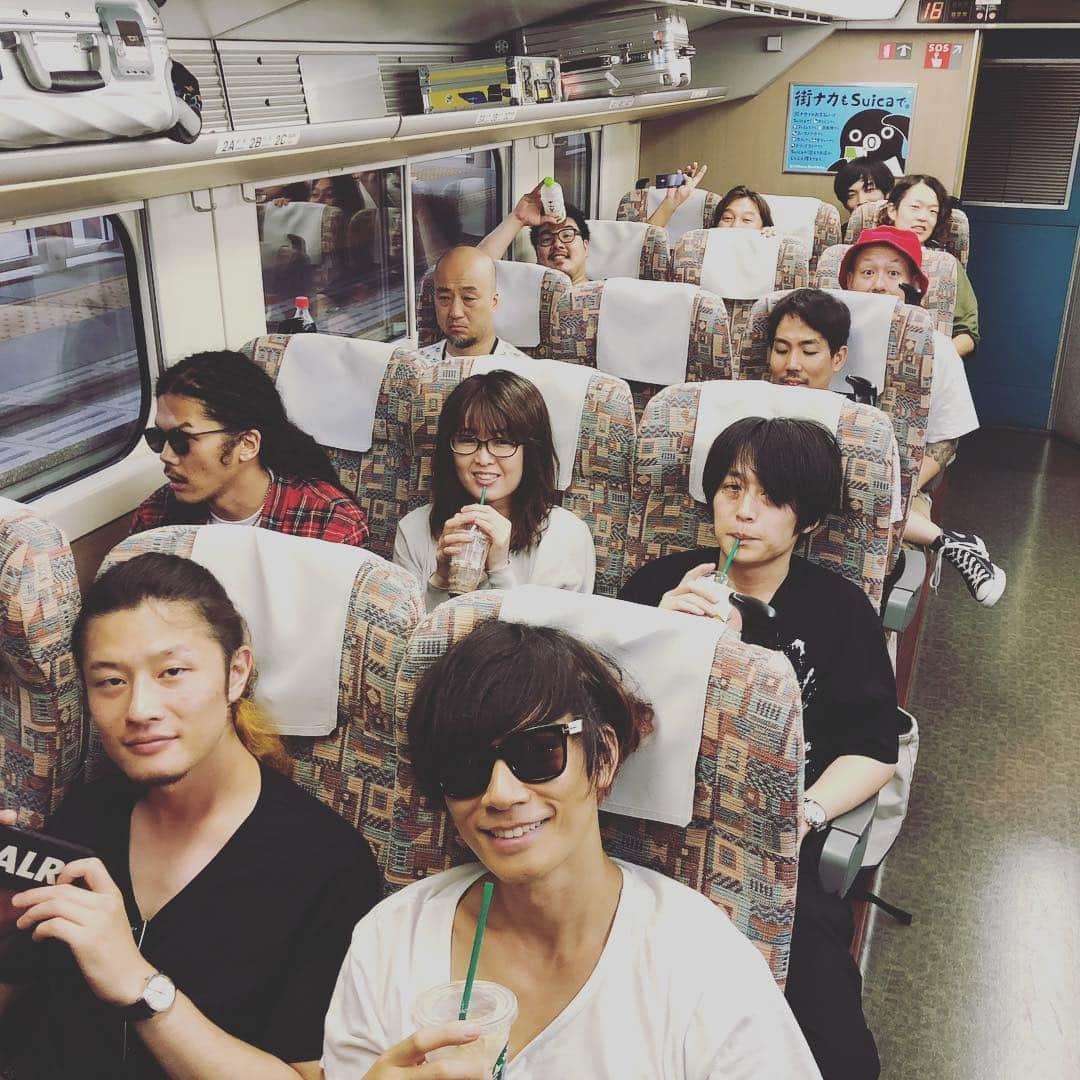 [ALEXANDROS]さんのインスタグラム写真 - ([ALEXANDROS]Instagram)「新潟ありがとう！また！洋平 #音楽と髭達  #ドロス一同 #一車両占領中」8月25日 20時18分 - alexandros_official_insta