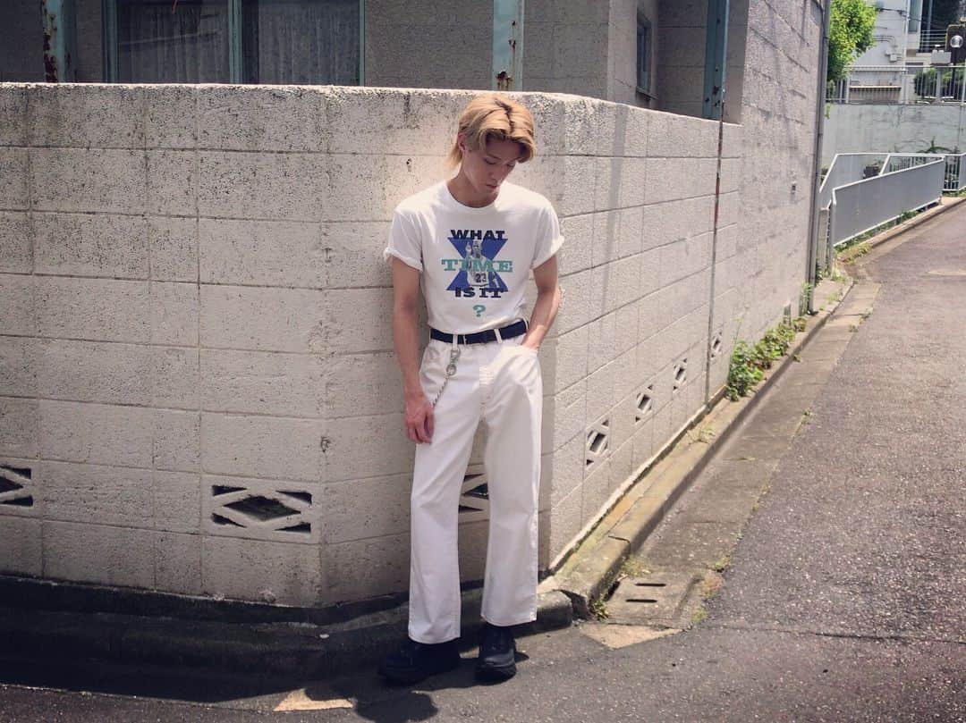 磯村勇斗さんのインスタグラム写真 - (磯村勇斗Instagram)「最近のオフショット👁👁 この髪色好きだったなー 普段街を歩くには怖い目で見られていたけど。笑 明るい髪色、不思議な髪型やってみたい🤪  #週刊テレビジョン #cmnow」8月25日 20時24分 - hayato_isomura