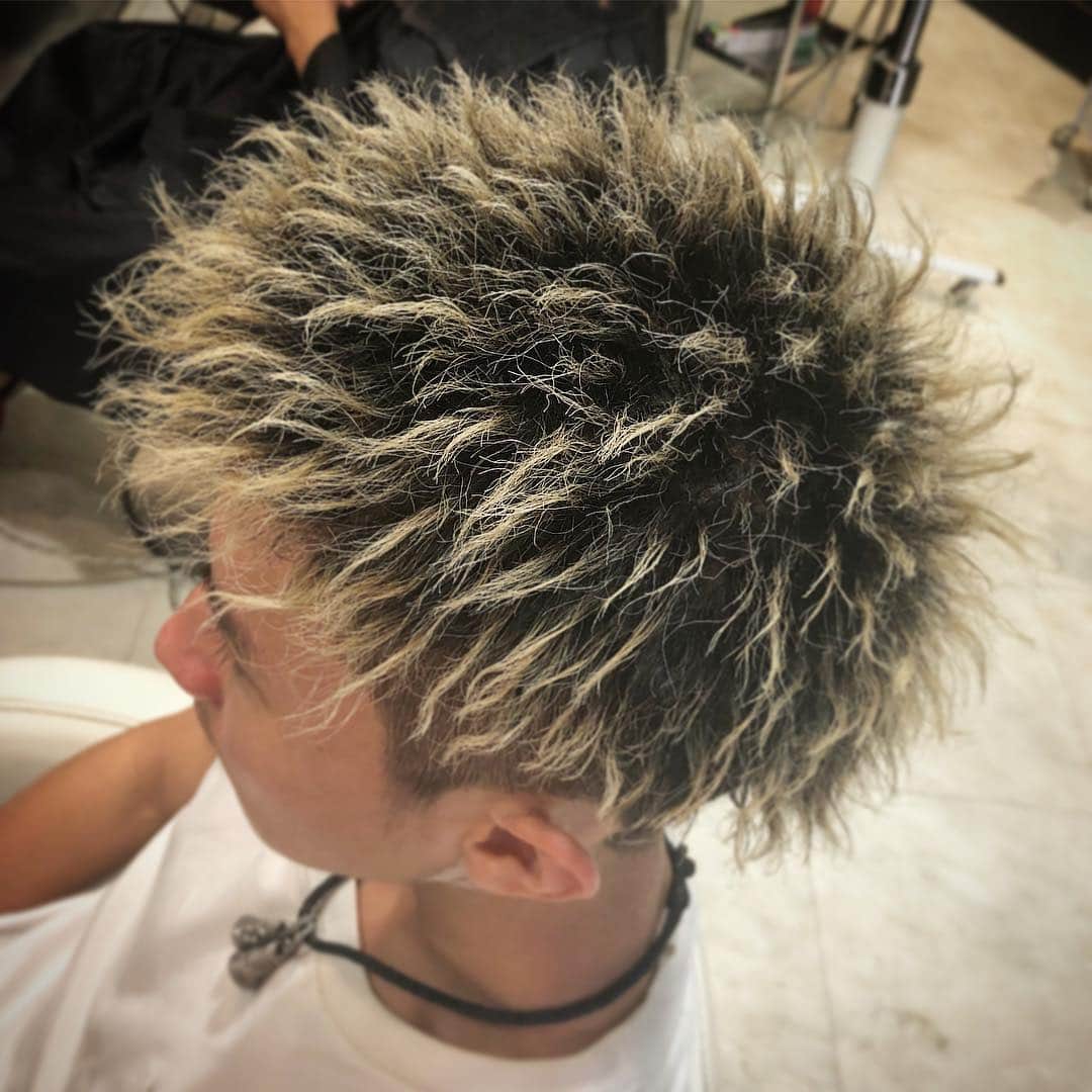 のインスタグラム：「. . .パッチパチなツイストスパイラル🌪 . . .目立つのは間違いなし🔥 . . .  #メンズカット  #メンズスタイル#メンズヘアスタイル #ヘアセット#束感セット #クニックカット#happy #メンズヘアカタ#ヘアカタ#メンズカット #メンズセット#スタイリング動画#セット動画#メンズスタイリング #ハイトーン#ハイライト#メッシュ #刈り上げ#フェード#ローライト#ハッピー #圧倒的技術力#変身動画#美容師#スプラツイスト#barber#menshair#fade#barberstyle#mensstyle」