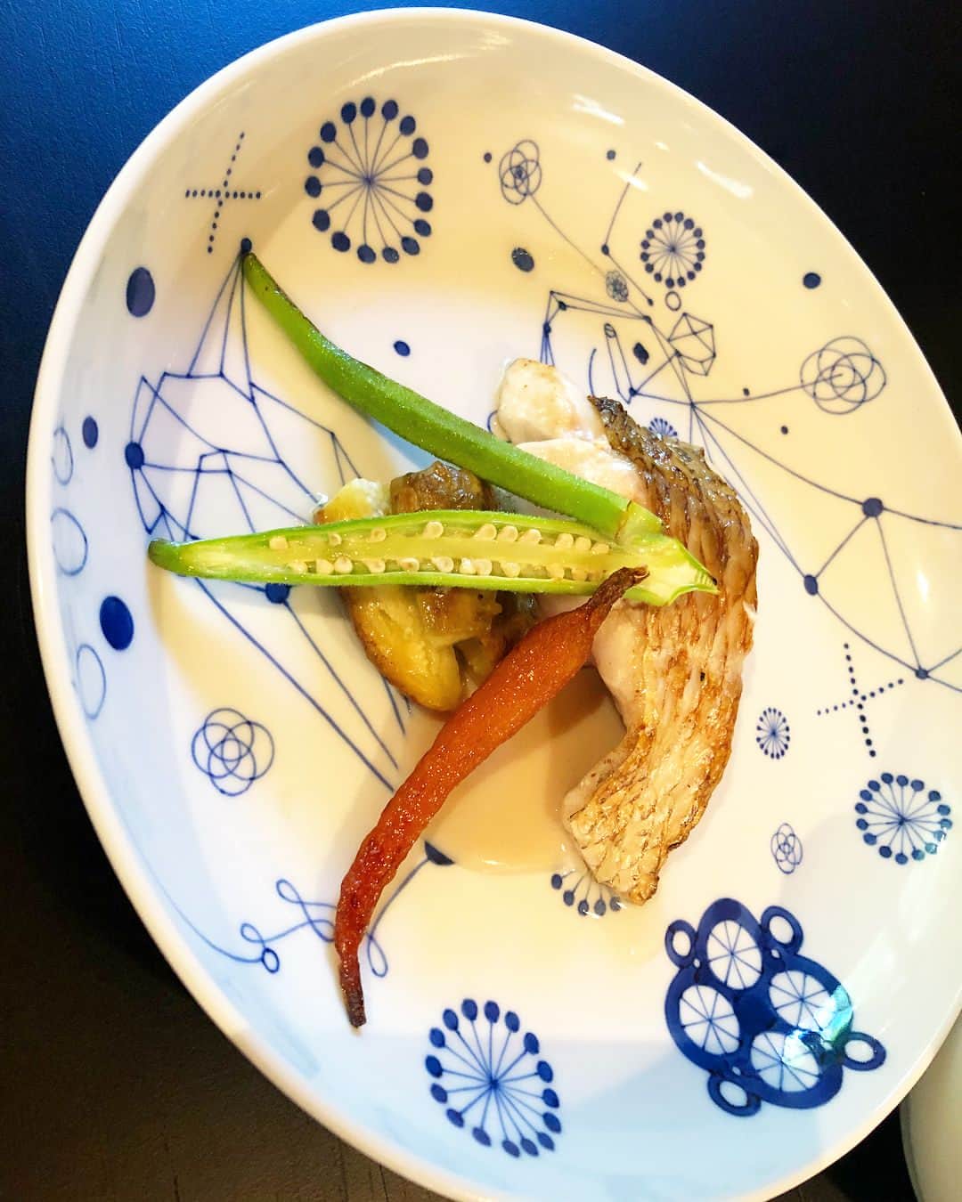 南美沙さんのインスタグラム写真 - (南美沙Instagram)「金沢の山奥. 大自然の中の山小屋 燻した香りに誘われて . 世界第6位のレストラン. エチェバリの副料理長を務めている 前田哲郎シェフ @tetxubarri のお料理を頂きました。 . 金沢の大自然の中だからこそ開催できたこのイベント。. . . 藍染めのナフキンや九谷焼きは、どこか金沢らしさが感じられ。. ストレートな盛り付けにちょこんと添えられた素朴な花。. . .  メニューが無いのはその日取れた食材で納得のいく物を使うからで. . 食材そのものの味を生かす、薪料理。. . 都会では到底真似出来ない、豪快に炎と煙で炙る姿はまるで、スペインの山奥にあるバスク地方を思い出す。. . .  そして、金沢の自然と美味しい水で育てられた新鮮な食材にのせて、テーブルに届けられた薪の香りは、食材によっても少しずつ違く感じられ、鼻から抜ける香りと、口の中で楽しむ食感は、どのお料理もいつまでも飽きずに楽しめました。. . .  その中で、金沢で取れたのどぐろとバイ貝と、鹿肉には感動しました。✨. ジビエはそんなに得意ではないけれど、、頂いた鹿肉はジビエ臭さが全くなく。. 赤身肉とは思えないような、柔らかな食感の火入れが特徴的で、本当においしかった。. . . のどぐろの油に薪の香りが移り、、皮はパリッと身はレアでジューシー。 気がつけば、、口の中で溶けてなくなりました。. . .  そんな薪料理に合わせた、大橋さん @nao.tirpse の常識を覆すようなペアリングも、全てが想像以上。 . . ワインやシャンパンは合うのは想像出来ますが、日本酒や焼酎やハイボールのペアリングに、お酒の弱い私もついつい手が伸びてしまってました。. . .  最後は山小屋の側の湧き水で手を洗うと、大自然が感じられて。。. . .  味付けや技術、工夫なども大事だけれど、、. 大自然の中から頂いた物を、一番シンプルな方法で、新鮮なうちに頂くという事は、なによりも贅沢でこんなにも美味しい物なのかと、、、.. 心から癒された気持ちになりました。. . 是非、また開催されてほしい、イベントです。. . 1から作り上げた 稲本健一プロデューサー @zettoninaken  大変お疲れ様でした✨. . 是非また食べたいです😋😋😋🙏✨✨. . . . #tetxubarri  #バスク #バスク料理  #薪料理 #テチュバリ #フーディーズ #foodie #foodstagram #foodgasm」8月26日 7時54分 - miee.misa