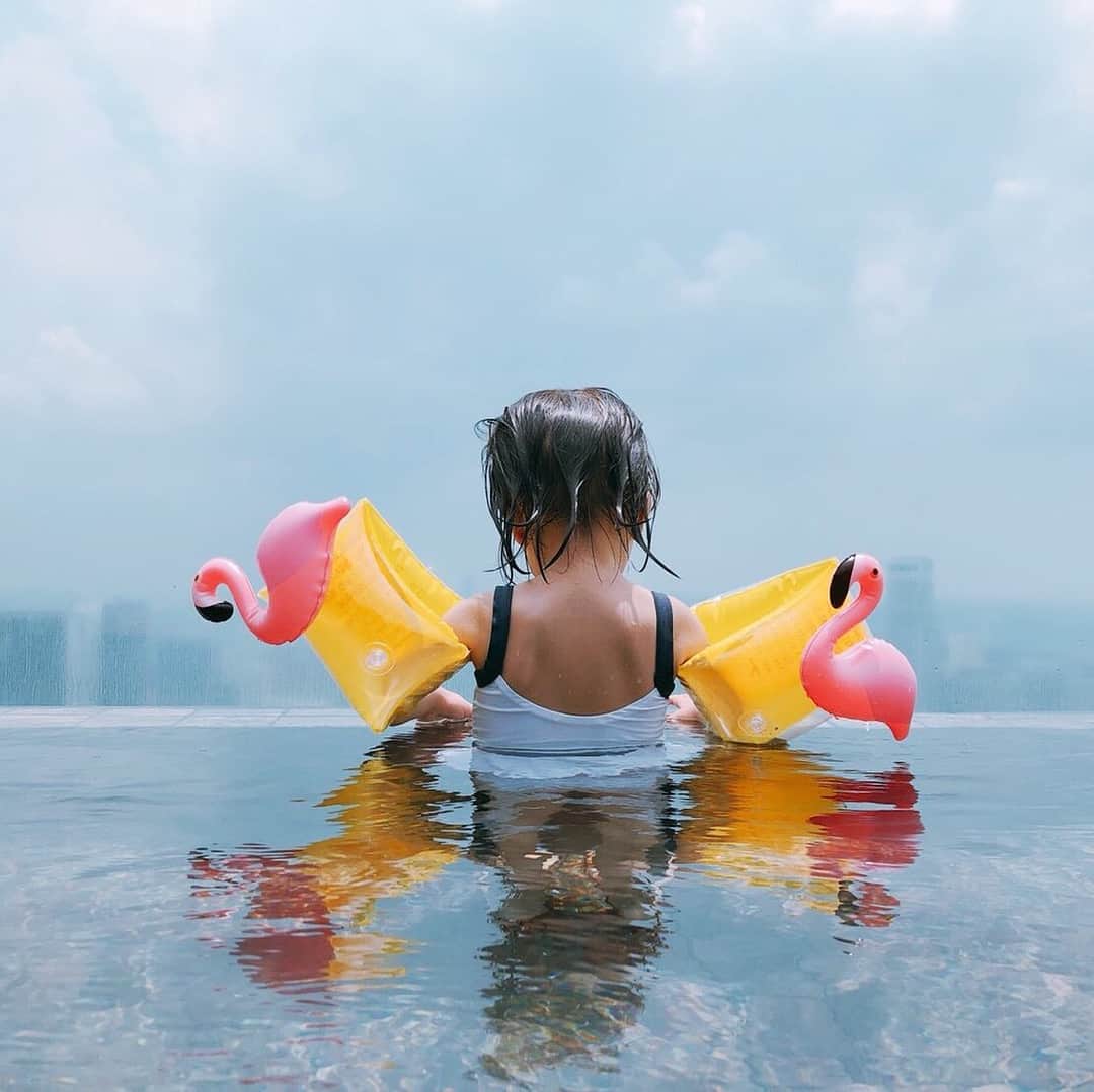 吉瀬美智子さんのインスタグラム写真 - (吉瀬美智子Instagram)「夏休み🍉  今年は子供達と沢山一緒に 遊んでます。  大阪USJ プール 水族館など たーくさん充電しております(笑) 私も久々に夏を満喫出来て幸せ✨」8月25日 21時45分 - michikokichise