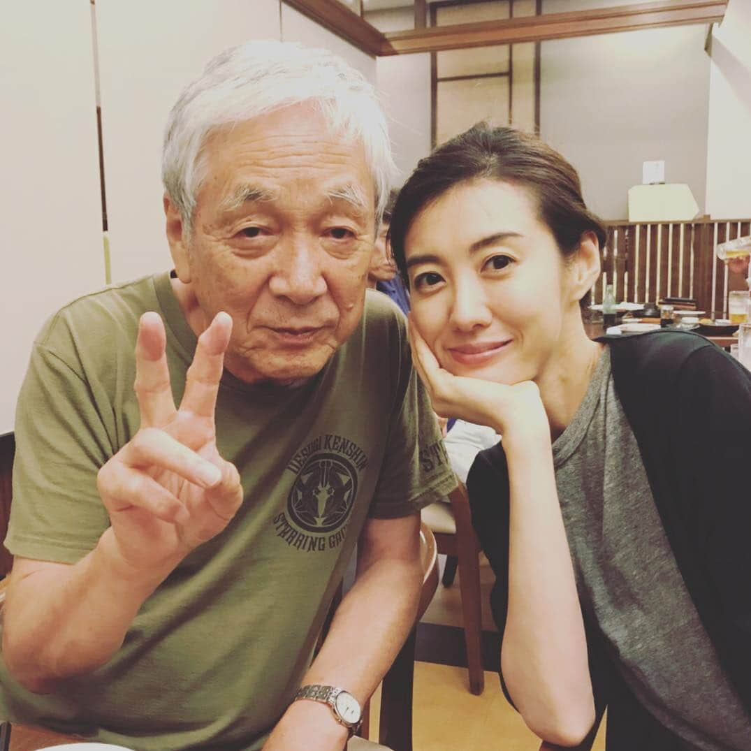 ともさかりえさんのインスタグラム写真 - (ともさかりえInstagram)「NHK「ぬけまいる」 無事にクランクインしました。 緊張しすぎて前日は2時間しか眠れず。 いつだって初日は恐ろしい。 . ずっとお世話になっている 衣装部の熊さんと💗💗💗 今年で78歳の熊さんは いつ会っても本当にお元気で 色んな話を聞かせてくださいます。 本物を知ったうえで遊ぶことができる 熊さんのような存在に 我々は学ぶことばかりです。 熊さーん！ずっとずっと元気でいてね！ #ぬけまいる #伊勢参り #nhk  #アイラブ熊さん」8月25日 21時50分 - rie_tomosaka_official