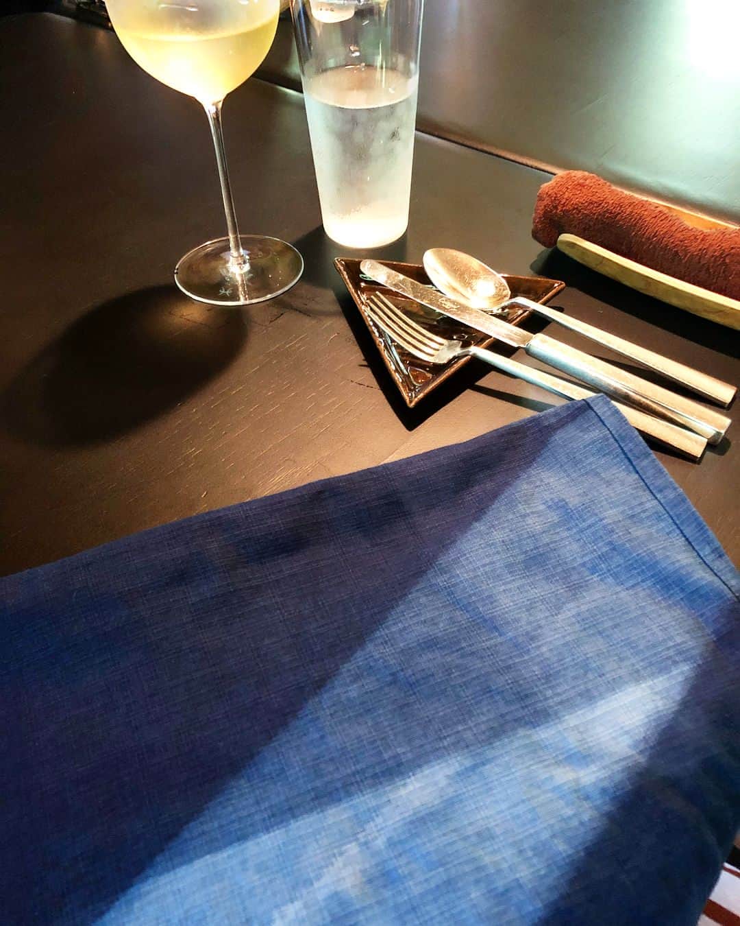 南美沙さんのインスタグラム写真 - (南美沙Instagram)「金沢の山奥. 大自然の中の山小屋 燻した香りに誘われて . 世界第6位のレストラン. エチェバリの副料理長を務めている 前田哲郎シェフ @tetxubarri のお料理を頂きました。 . 金沢の大自然の中だからこそ開催できたこのイベント。. . . 藍染めのナフキンや九谷焼きは、どこか金沢らしさが感じられ。. ストレートな盛り付けにちょこんと添えられた素朴な花。. . .  メニューが無いのはその日取れた食材で納得のいく物を使うからで. . 食材そのものの味を生かす、薪料理。. . 都会では到底真似出来ない、豪快に炎と煙で炙る姿はまるで、スペインの山奥にあるバスク地方を思い出す。. . .  そして、金沢の自然と美味しい水で育てられた新鮮な食材にのせて、テーブルに届けられた薪の香りは、食材によっても少しずつ違く感じられ、鼻から抜ける香りと、口の中で楽しむ食感は、どのお料理もいつまでも飽きずに楽しめました。. . .  その中で、金沢で取れたのどぐろとバイ貝と、鹿肉には感動しました。✨. ジビエはそんなに得意ではないけれど、、頂いた鹿肉はジビエ臭さが全くなく。. 赤身肉とは思えないような、柔らかな食感の火入れが特徴的で、本当においしかった。. . . のどぐろの油に薪の香りが移り、、皮はパリッと身はレアでジューシー。 気がつけば、、口の中で溶けてなくなりました。. . .  そんな薪料理に合わせた、大橋さん @nao.tirpse の常識を覆すようなペアリングも、全てが想像以上。 . . ワインやシャンパンは合うのは想像出来ますが、日本酒や焼酎やハイボールのペアリングに、お酒の弱い私もついつい手が伸びてしまってました。. . .  最後は山小屋の側の湧き水で手を洗うと、大自然が感じられて。。. . .  味付けや技術、工夫なども大事だけれど、、. 大自然の中から頂いた物を、一番シンプルな方法で、新鮮なうちに頂くという事は、なによりも贅沢でこんなにも美味しい物なのかと、、、.. 心から癒された気持ちになりました。. . 是非、また開催されてほしい、イベントです。. . 1から作り上げた 稲本健一プロデューサー @zettoninaken  大変お疲れ様でした✨. . 是非また食べたいです😋😋😋🙏✨✨. . . . #tetxubarri  #バスク #バスク料理  #薪料理 #テチュバリ #フーディーズ #foodie #foodstagram #foodgasm」8月26日 7時54分 - miee.misa