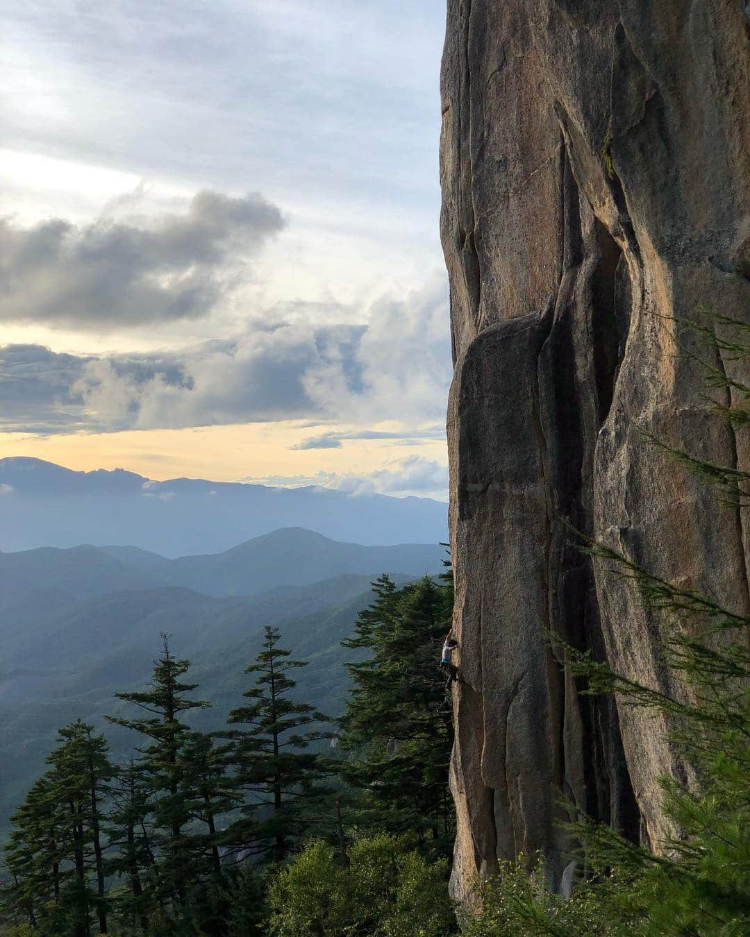 植田夢月さんのインスタグラム写真 - (植田夢月Instagram)「8/22 ・ Airway / 5.12a End Wall / Toichimen / Mizugaki ・ climber : @s.takayana ・ この場所から見る末端壁が、美しくて好きだ」8月26日 8時33分 - dream_moco