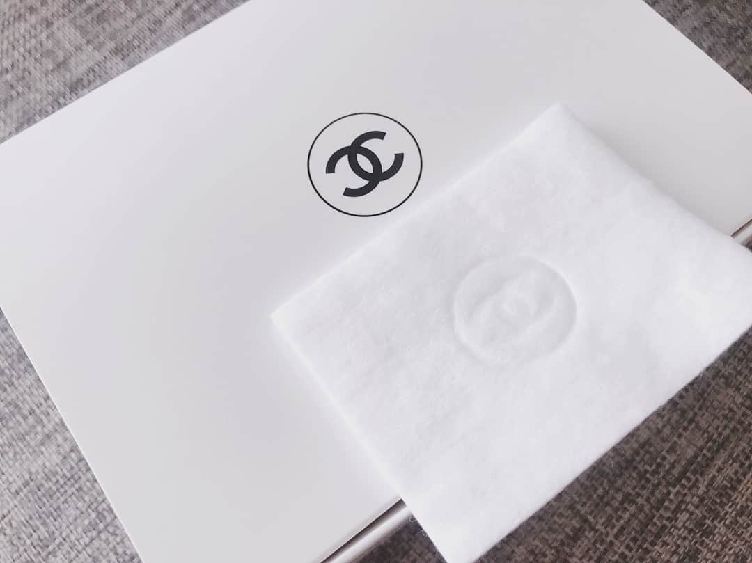 わちみなみのインスタグラム：「vocetブログ更新しました。 . 最近CHANELのコットンを使っているよ💡 . ロゴが一枚一枚に入っていて高級感がある、、🙂 ふわふわでずっと触ってられるよ〜。お気に入りです🤗💕 . #CHANEL #コットン #voce #vocest #わちみなみ #ブログ #スキンケア」