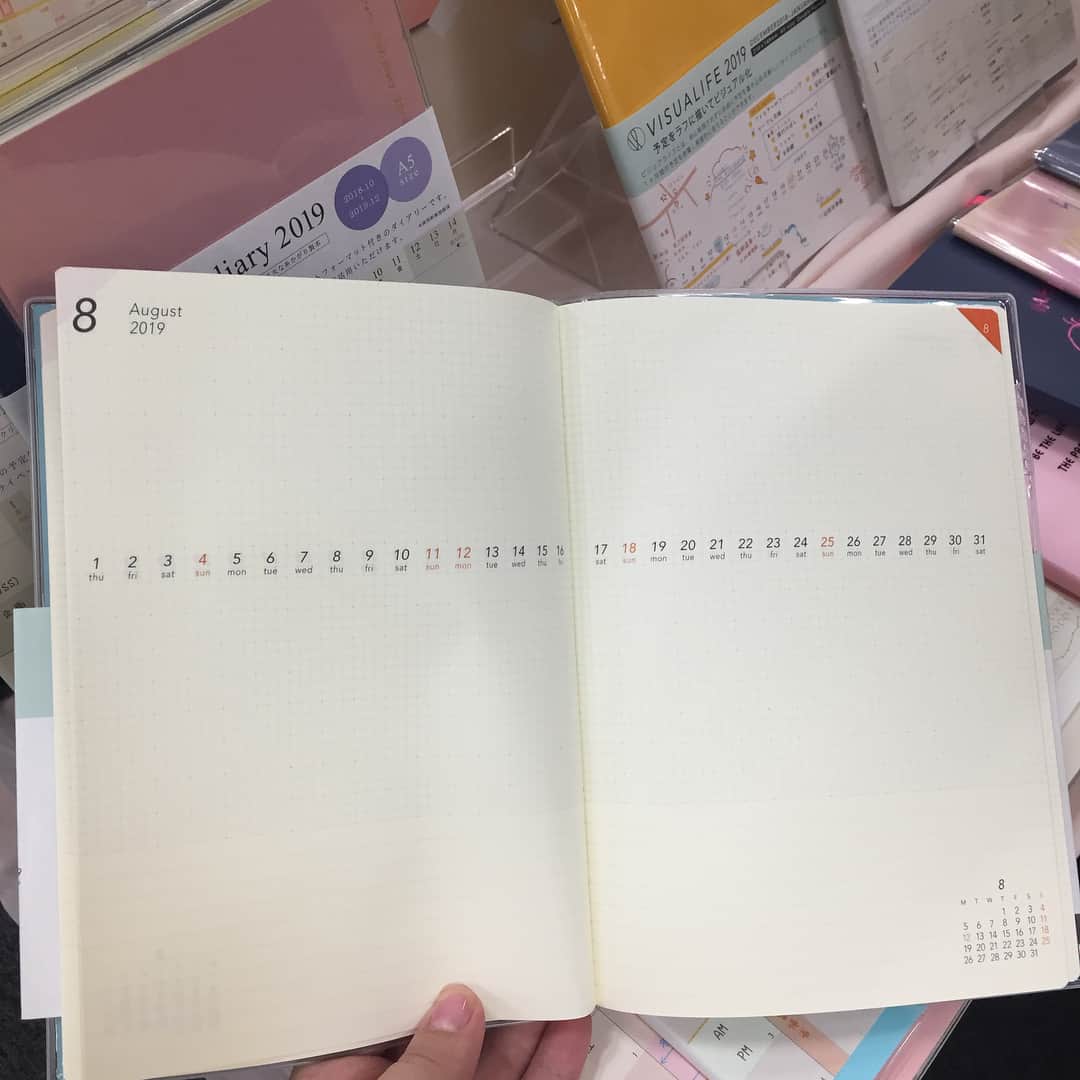 小雪さんのインスタグラム写真 - (小雪Instagram)「#ロフト手帳博 に行ってきました！9/1から色々と発売されるので散財の予感。会場にあったものでいえばほぼ日、測量野帳、CUSTOM DIARY STICKERS はぜひ手に入れたいところ I went to LOFT schedule note book exhibitions!!!」8月26日 0時07分 - marugaodesuyo