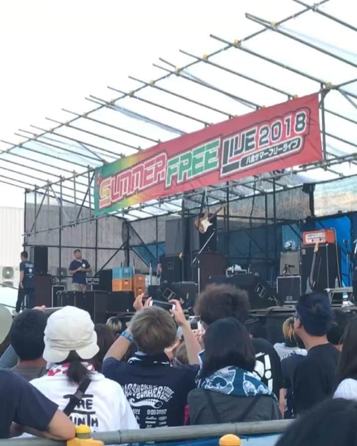 masasucksのインスタグラム：「八食サマーフリーライブ‼️ COUNTRY YARDがクソいいライブして初日終了🤘🏻🤘🏻🤘🏻 はじけすぎたオレはホテル戻ってクソ寝落ちしていたのである‼️ 明日はRADIOTSぶっカマすど🤘🏻🤘🏻🤘🏻 #hsfl2018  ライブ直後の @countryyard_hyt のギター」