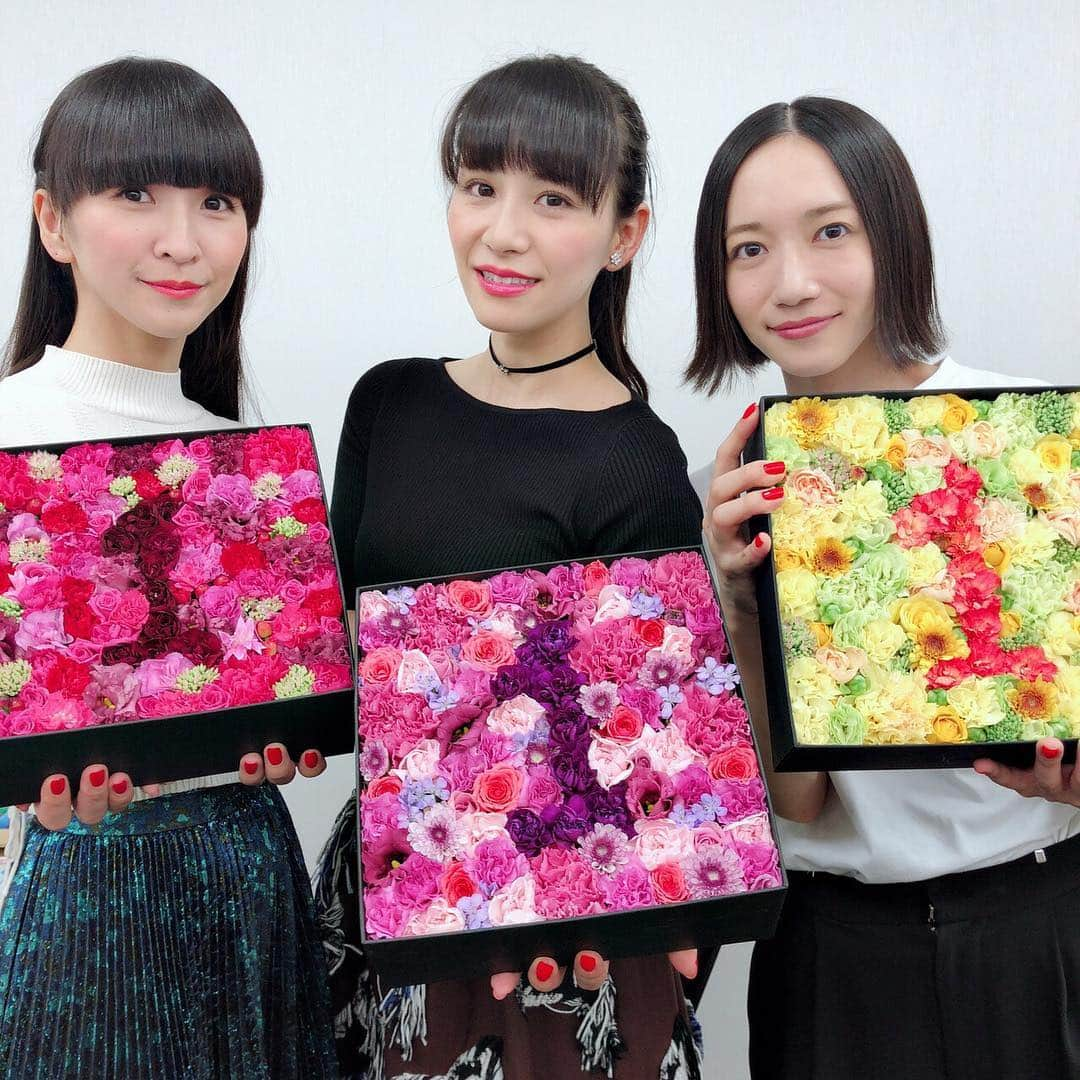 Perfumeさんのインスタグラム写真 - (PerfumeInstagram)「Beautiful flowers to celebrate #1 Oricon Weekly album, #1 iTunes Japan Weekly album and #1 Billboard Japan album! #prfm #FuturePop」8月26日 1時11分 - prfm_official