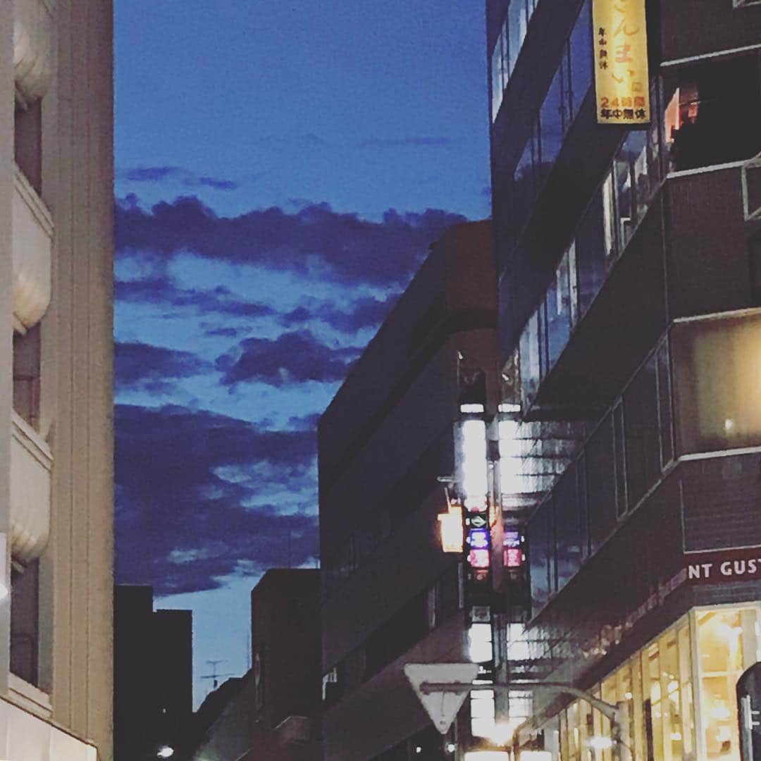 渡辺真起子さんのインスタグラム写真 - (渡辺真起子Instagram)「街の夕暮れ。 ビルの谷間。 渋谷は街の真ん中に巨大なビルが建てられてしまい、 大きな暮石に囲まれてるよう。 谷間らしいとい考えるべきか。」8月26日 1時34分 - watanabe_makiko