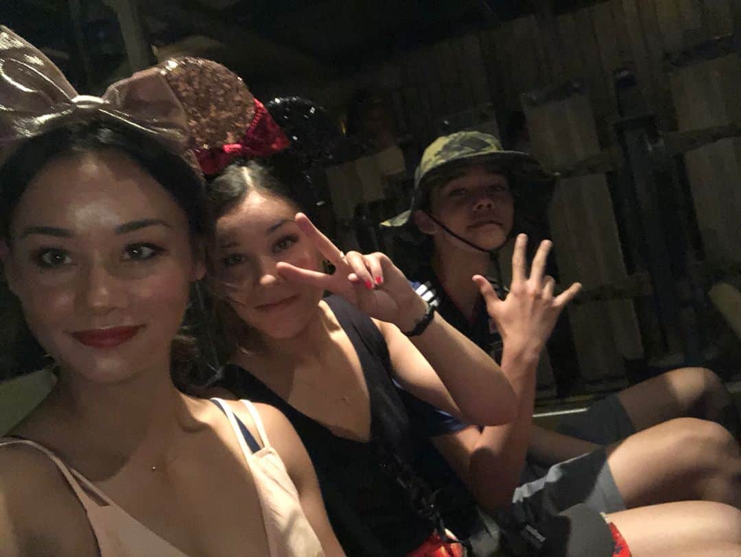 野沢直子さんのインスタグラム写真 - (野沢直子Instagram)「私がいない間、真珠の運転で子供らだけでディズニーランド行ってきたらしい♥️ 大人になったのね😘 #中指シスターズ#もちろんの中指#うちの子#disneyland」8月26日 3時15分 - naoko.nozawa