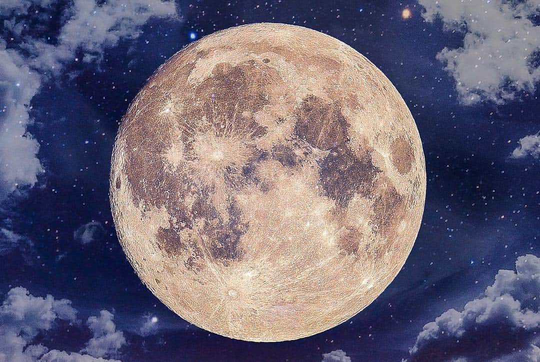 シバタカメラマンのインスタグラム：「🌙皆さん、月が綺麗ですね。 2日も連続でお酒を飲んでしまい、反省しています…（´-`）明日の満月は〝魚座の満月〟で告白には最高の日らしいです。#頑張れよ #月 #満月」
