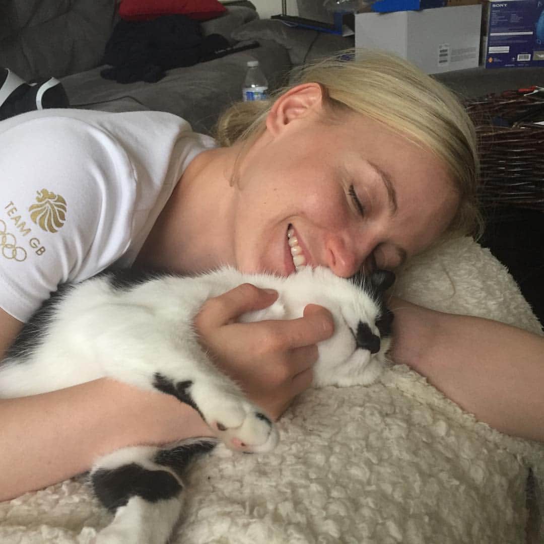 ペニー・クームズのインスタグラム：「Can’t wait to get back to my little smoosh next week. 🖤😍 . . . #petsofinstagram #cats #cat #catsofinstagram #rescue #rescuecats #mybaby #catdog #animalsofinstagram #animallovers #animallove #cuddles #catcuddles」