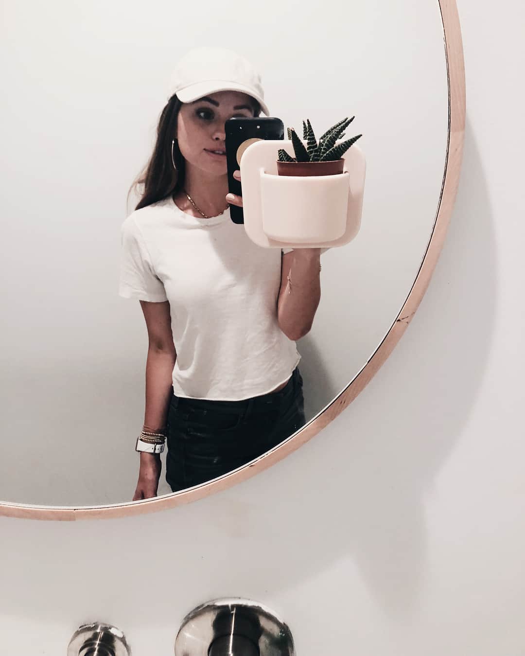 デビー・ライアンさんのインスタグラム写真 - (デビー・ライアンInstagram)「This succulent has made friends wth the mirror and I’m tryna take a lesson photo credit: @debbyryan」8月26日 7時12分 - debbyryan