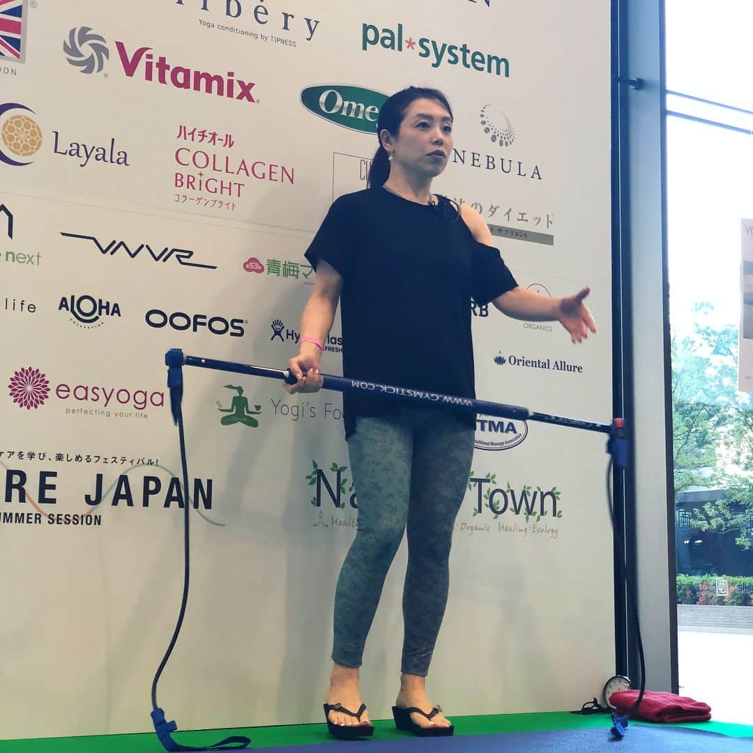 run+さんのインスタグラム写真 - (run+Instagram)「✨YOGA JAPAN 2018✨ 大好きな先輩、弘美さん @hiromix0112 にお誘い頂き、 #YogaJapan2018 へ。 GymStickを使った［Body re-Tuning］は、バランス、体感強化、柔軟性、筋力強化、などに効果があるんだそう。 一週間に一度［Body re-Tuning］を行うだけで、 ヨガはもちろんロングディスタンスからウエイト、トレーニング、様々なトレーニングの底上げが可能とのこと。 ・ 私の勝手なイメージだと、サポートをしてもっと簡単にしてくれる跳び箱の補助版のようなもの…と勝手に思っていたけど、むしろ負荷が効率的に掛けられるような… 加圧トレーニングのバンドや、低酸素トレーニングのマスクのように短時間でトレーニングの効果あげるワークアウトとして体感。 できてる事、できていない事と、弱点がわかりやすく、 途中、腹筋が震えるほどのキツさに笑うしかなかった😂けど、力の入れ方や、どこに効いているのかがとても分かりやすくって効いてるな-！って実感できたのもすごく良かった😍 ・ 美しい#ヨギーニ を見ながらターメリック #プロテイン と #ささみで🥂女子トーク🥂 #美筋女子部 #Workout #フィットネス #トレーニング #Workout #筋トレ #トレーニング #フィットネス #fitness #getfit #workout #training #ヨガ #yoga  #ランからの－ #Runday #RunLovesLife  #Runのために今できること」8月26日 7時29分 - runplus