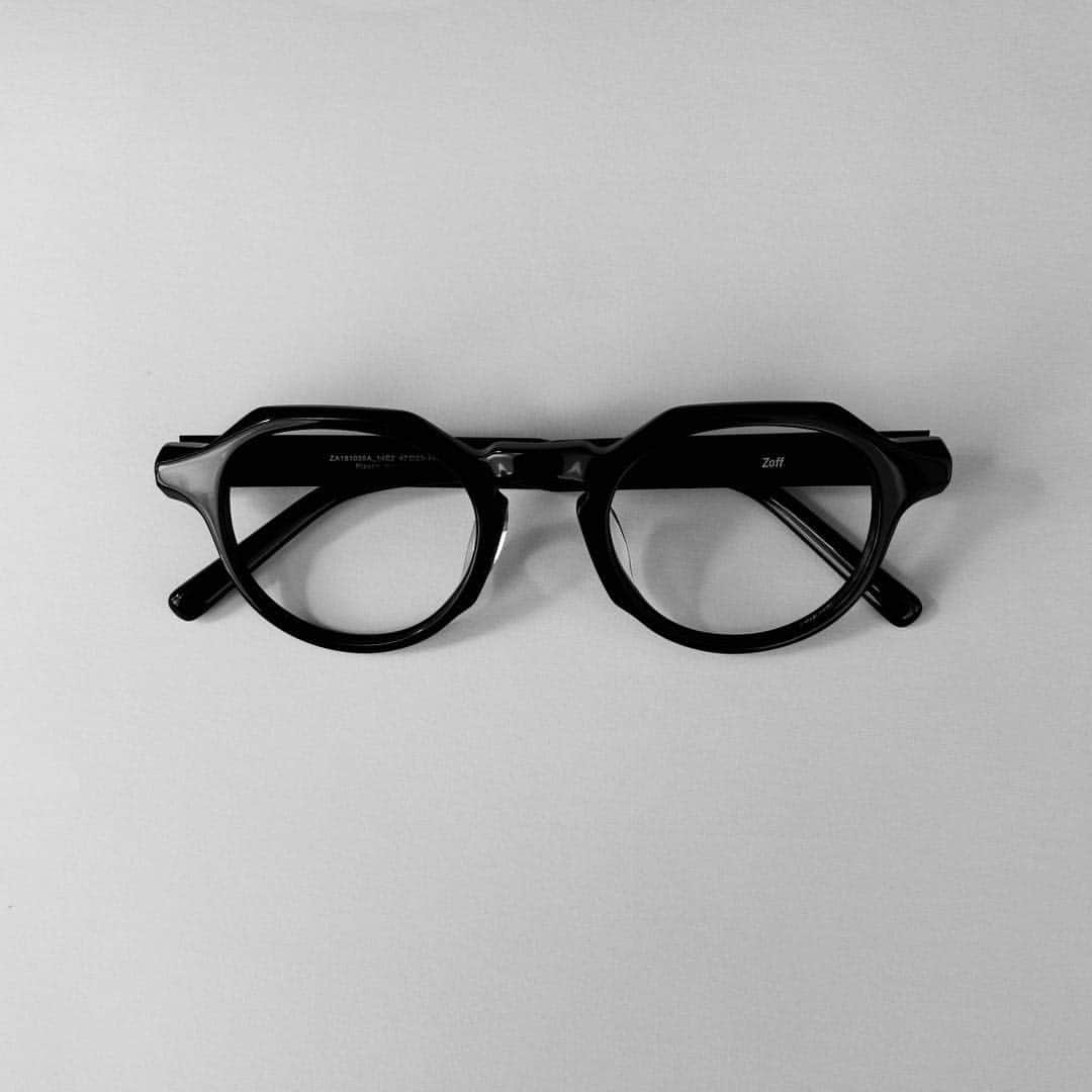 Zoff Officialのインスタグラム：「AUTUMN COLLECTION 2018 “MONOTONE” . ボストンフレームは華奢な細フレームも流行ってますが、MONOTONEシリーズのしっかりとしたフレームで是非こなれ感を演出してみてください。 . ZA181036_14E2 ¥5,400(税込) . #zoff#fashion#glasses#eye#eyewear#eyewearstyle#new#lens#optical#monotone#autumncollection#white#black」