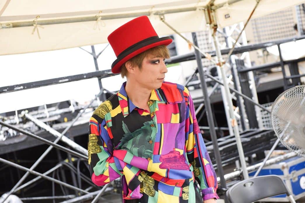 田村淳のインスタグラム：「jealkbのライブは 鰹の縫いぐるみが飛び交う 『戻り鰹』 リバースボニートという 曲があります。 ステージから客席に鰹を投げて キャッチした人がステージに投げ返す！ そうすると戻り鰹が完成します。  是非鰹をぶん投げに来てください🐟」