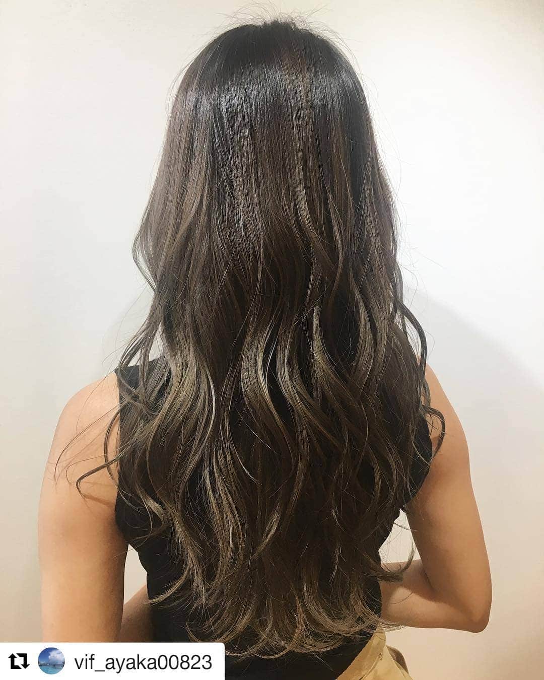 vif.unopulir 梅田茶屋町のインスタグラム：「#Repost @vif_ayaka00823 (@get_repost) ・・・ アディクシーグレージュ💇‍♀️🌈. ハイトーンからのトーンダウンで透明感UP⤴️🌿. .  #ヘアカラー #エヌドットカラー #アディクシーカラー #ハイライト #アッシュ #アッシュカラー #3Dカラー #グレー #グレージュ #ブルージュ #グラデーション #バレイヤージュ #グラデーションカラー #ダブルカラー #ハイトーン #外国人風カラー #外国人風 #梅田美容室 #茶屋町美容室  #ヘアスタイル #ヘアサロン #女性専用サロン」